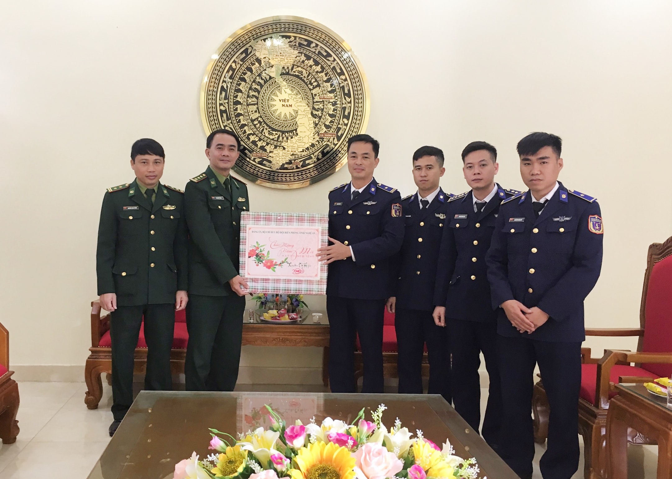 Thượng tá Hồ Quyết Thắng - Phó Chỉ huy trưởng, Tham mưu trưởng BĐBP Nghệ An tặng quà chúc Tết Hải đội 102 (Bộ Tư lệnh Cảnh sát Biển Vùng 1). Ảnh: Phương Linh