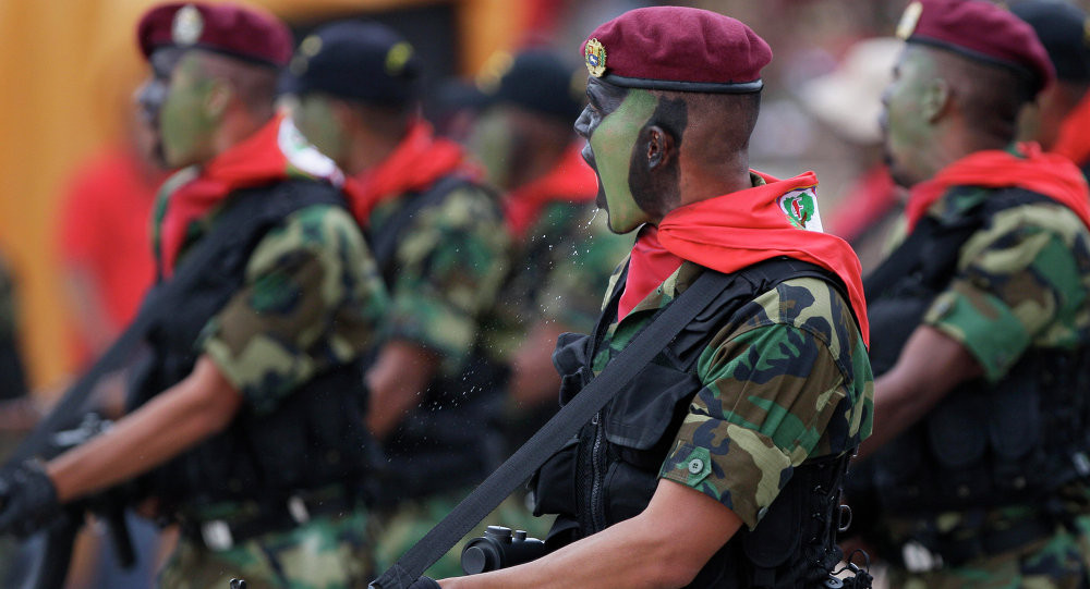 Binh sỹ quân đội Venezuela duyệt binh. Ảnh: AP