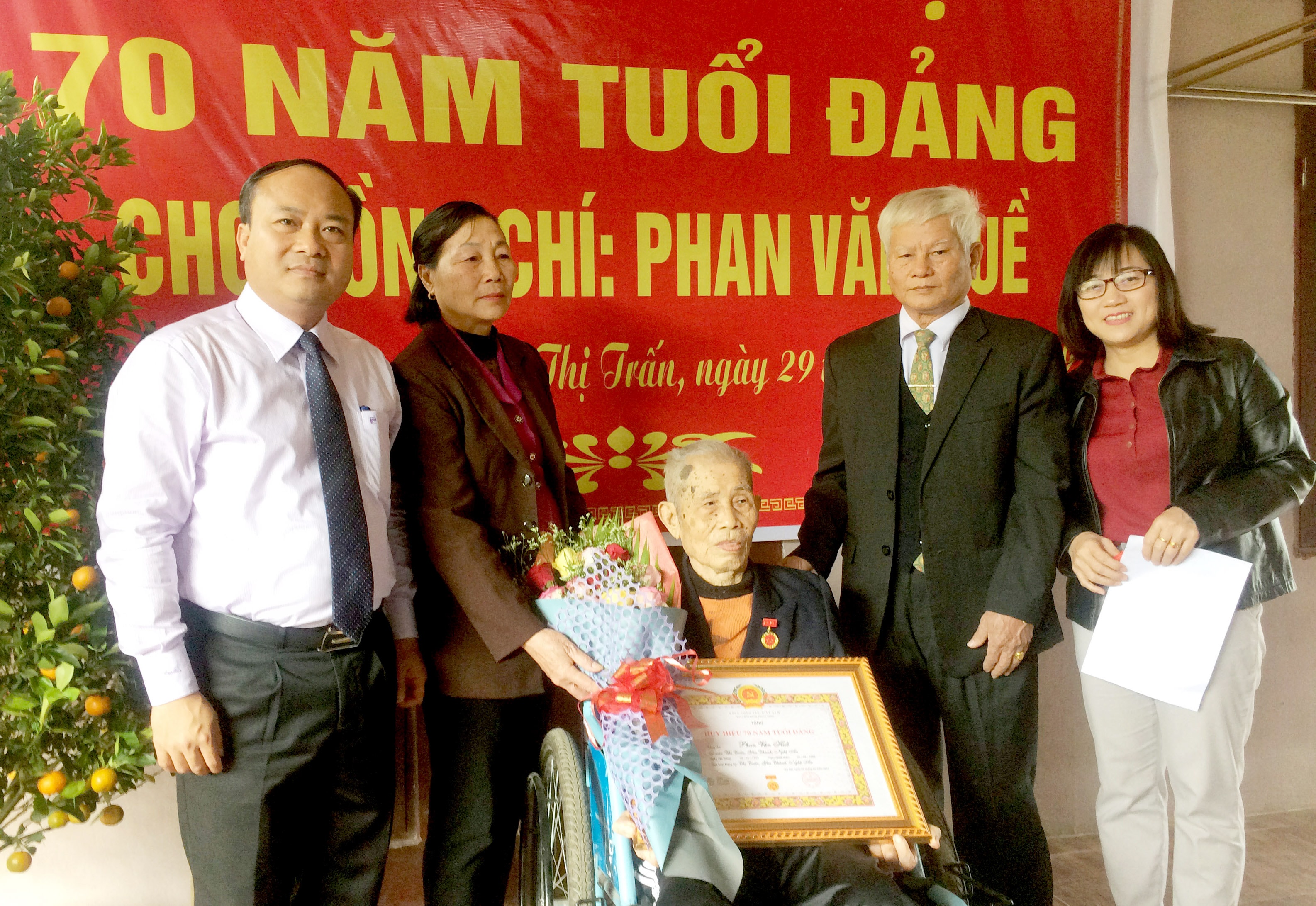 Trao huy hiệu 70 năm tuổi Đảng  cho đồng chí Phan Văn Huề