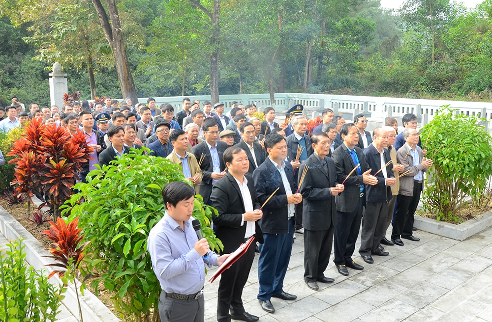 Dâng hương tưởng niệm các anh hùng liệt sỹ ngành GTVT tại Nghĩa trang Truông Kè huyện Yên Thành. Ảnh Thannh Lê