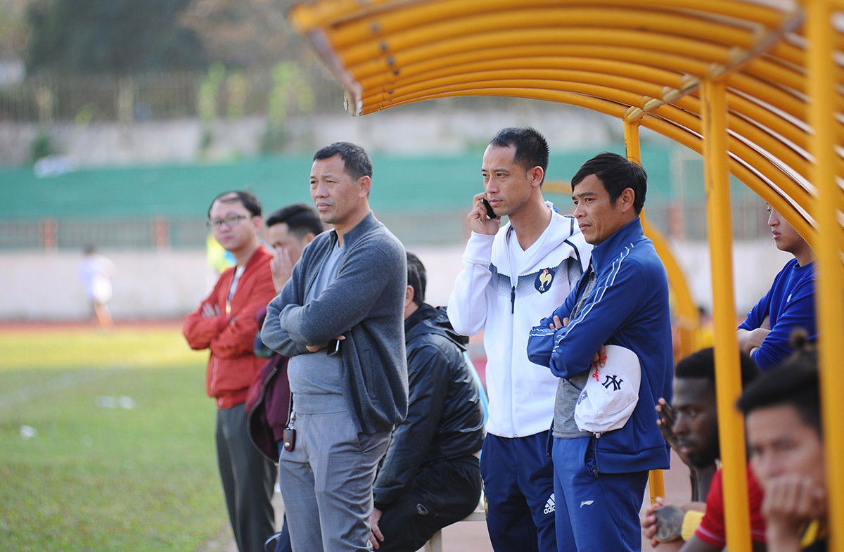 Anh đến thăm hỏi Huy Hoàng, người đang làm trợ lý HLV tại SLNA, hai người từng là một cặp trung vệ thép của ĐTQG, từng cùng ĐT Việt Nam vào tứ kết Asian Cup 2007. Ảnh: Trung Kiên