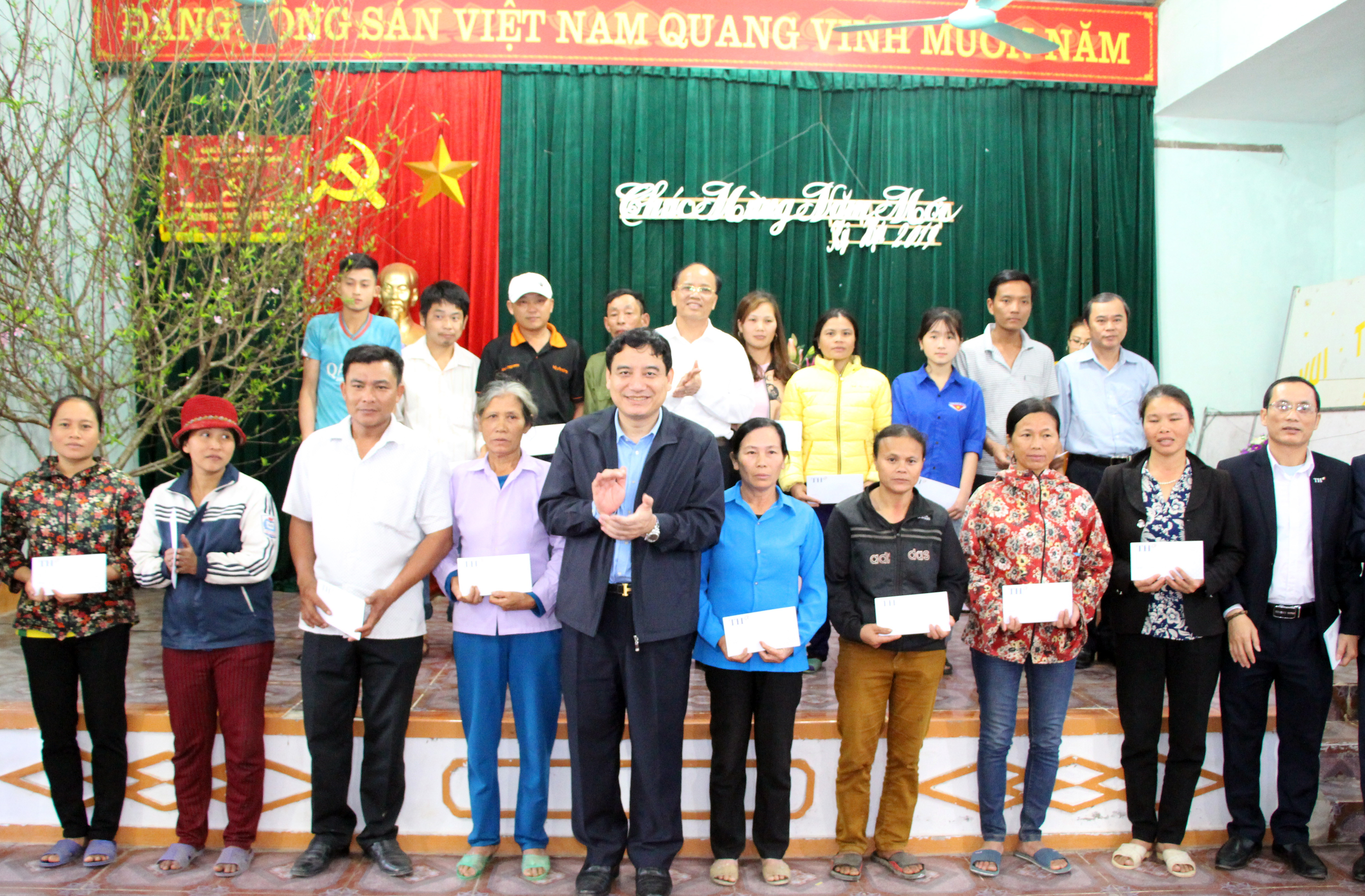 Bí thư Tỉnh ủy Nguyễn Đắc Vinh và các đại biểu, nhà hảo tâm trao quà Tết cho hộ nghèo huyện Yên Thành. Ảnh: Đào Tuấn 