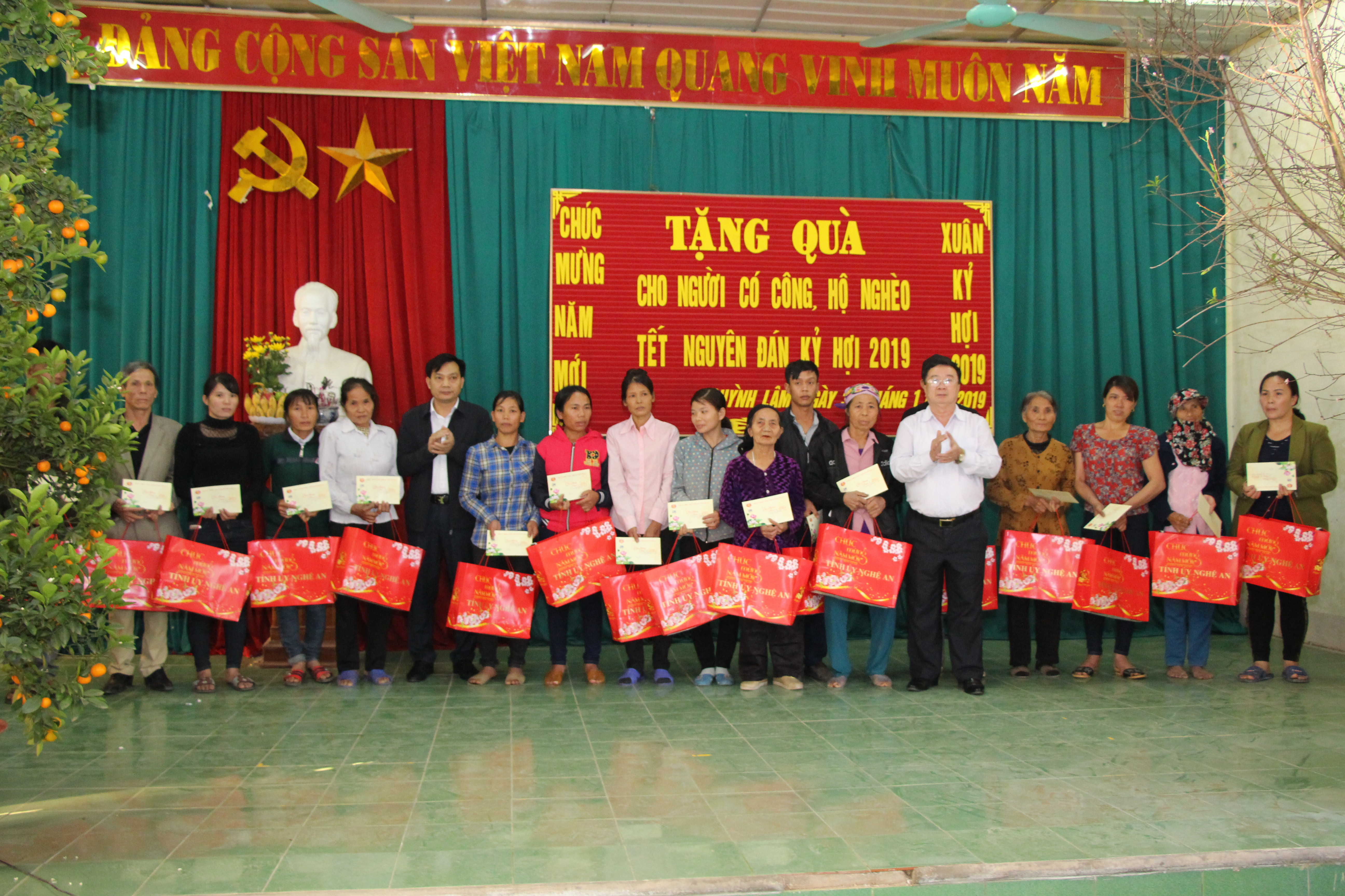 Đại biểu trao quà cho hộ nghèo các xã Ngọc Sơn, Quỳnh Mỹ, Quỳnh Thanh và Quỳnh Lâm. Ảnh: Đào Tuấn