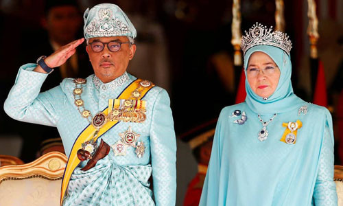 Quốc vương Abdullah và Hoàng hậu Tunku Azizah Aminah Maimunah tại buổi lễ chào mừng ở tòa nhà quốc hội ở Kuala Lumpur hôm nay. Ảnh: Reuters.