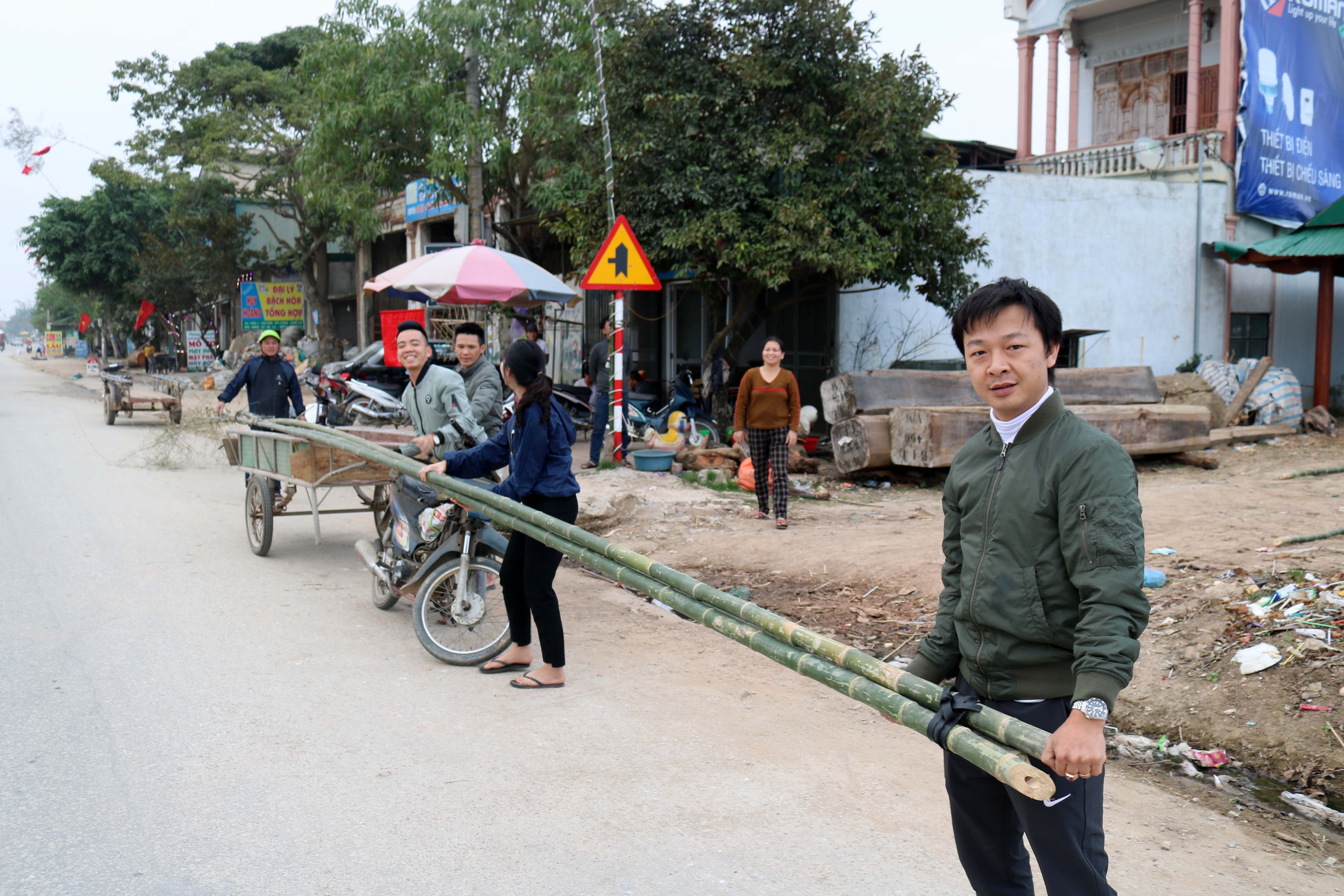 Khung cảnh mua tre làm nêu ở xã Văn Sơn, huyện Đô Lương