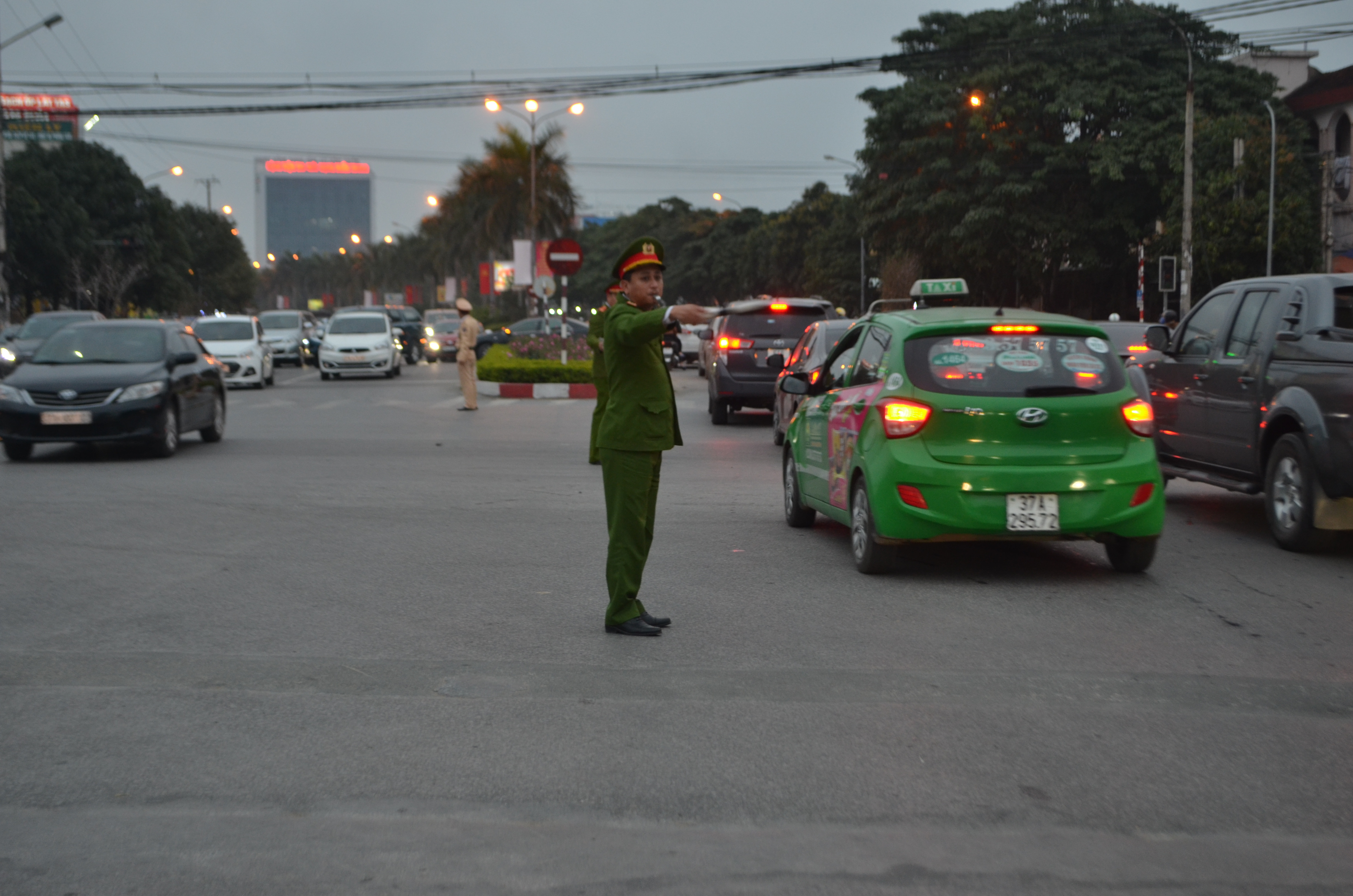 Công an phường được huy động tăng cường đảm bảo ATGT tại các nơi giao nhau trên địa bàn thành phố Vinh.