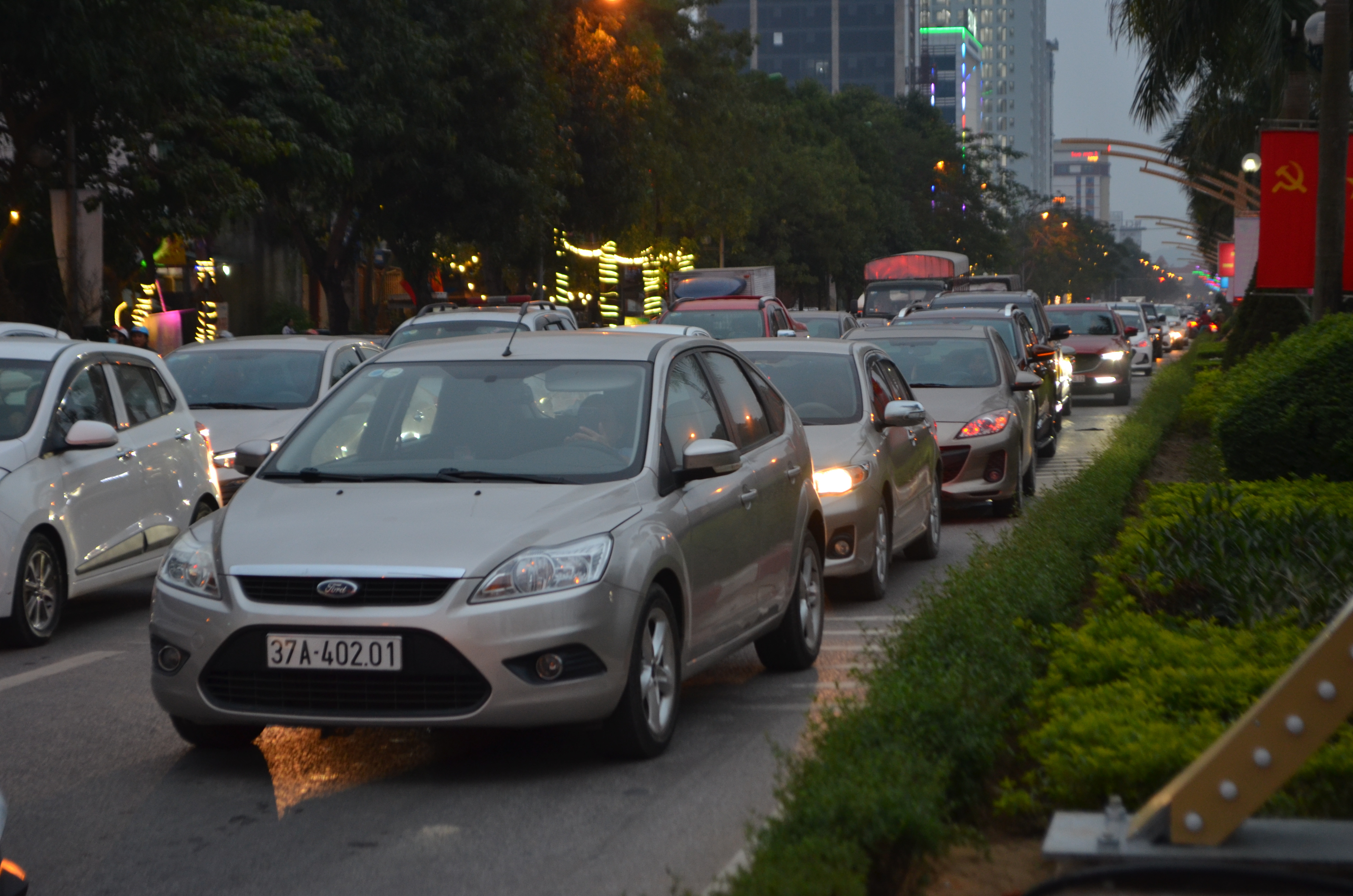 Những ngày cận Tết, lưu lượng phương tiện tham gia giao thông tăng cao đột biến so với ngày thường trên địa bàn TP.Vinh.