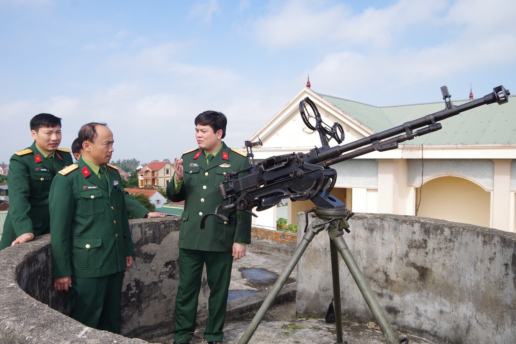 Thượng tá Thái Đức Hạnh - Chính ủy Bộ CHQS tỉnh kiểm tra Phân đội Phòng không 12,7mm của Ban CHQS huyện Diễn Châu. 