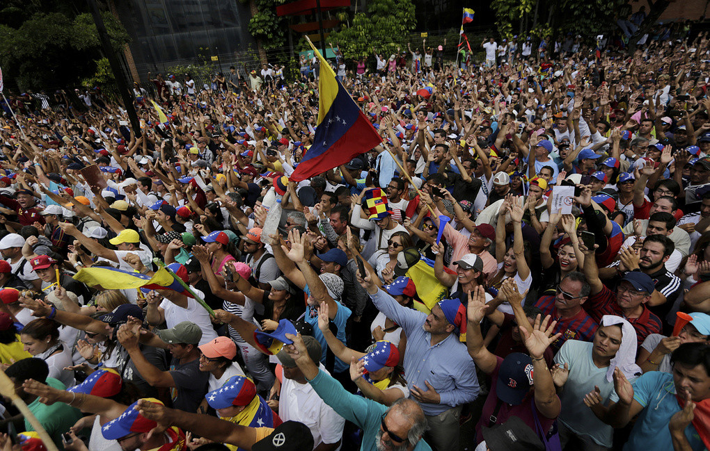 Dòng người biểu tình tại thủ đô Caracas. Ảnh: AP 