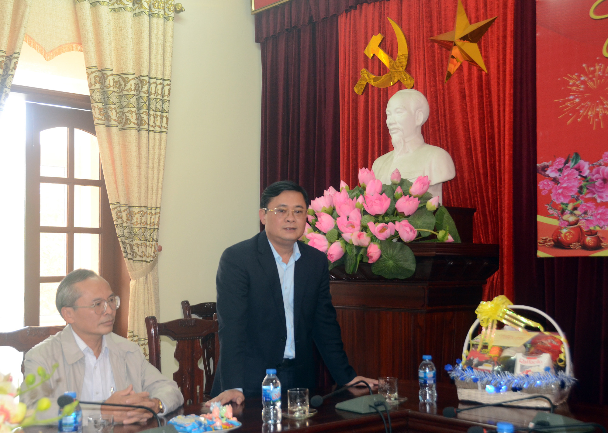 Chủ tịch UBND tỉnh Thái Thanh Quý gửi chúc mừng năm mới tới Ủy ban Đoàn kết Công giáo tỉnh. Ảnh: Thành Chung