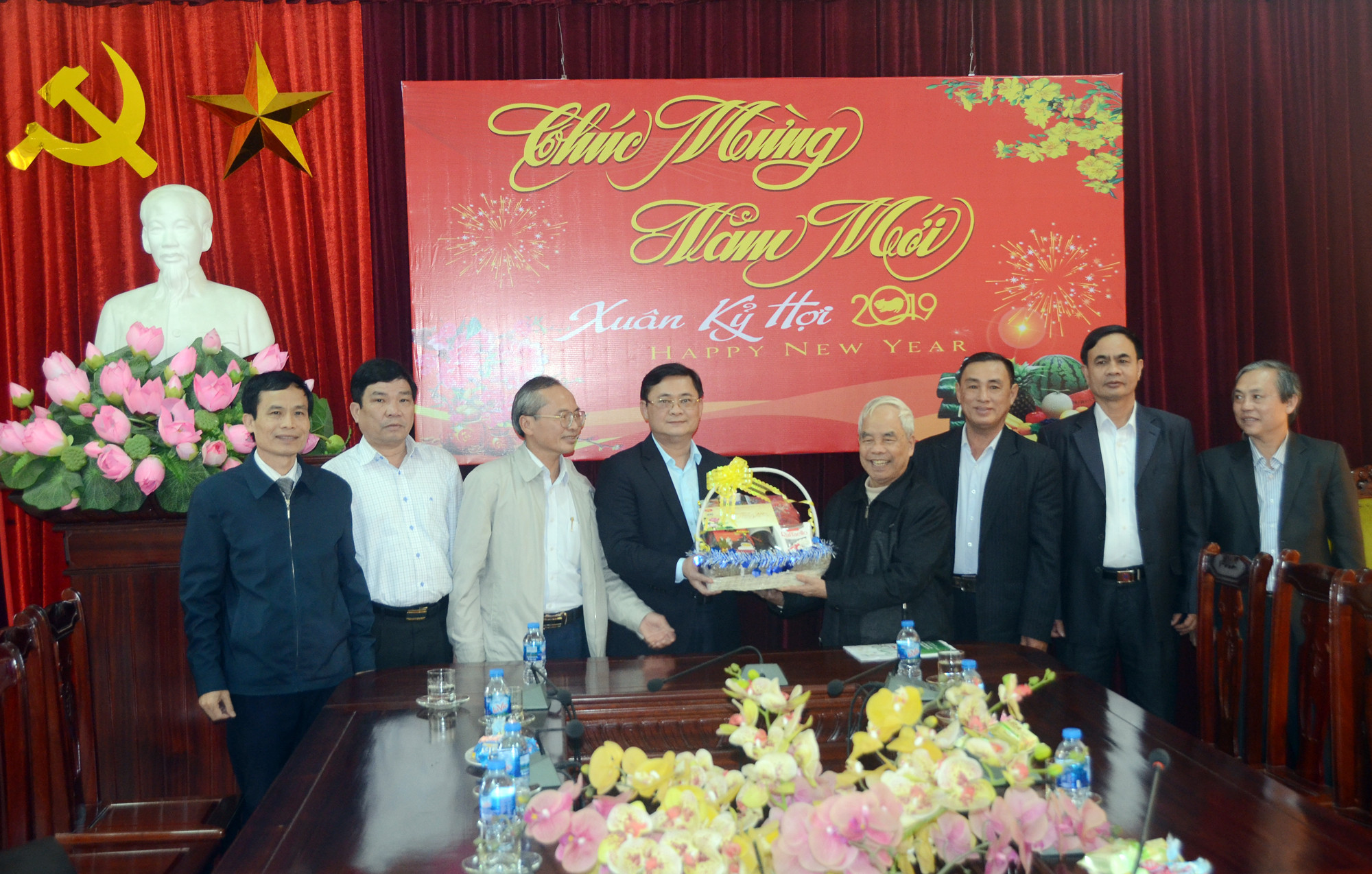 Đoàn công tác tỉnh Nghệ An thăm, tặng quà chúc mừng năm mới Ủy ban Đoàn kết Công giáo tỉnh. Ảnh: Thành Chung