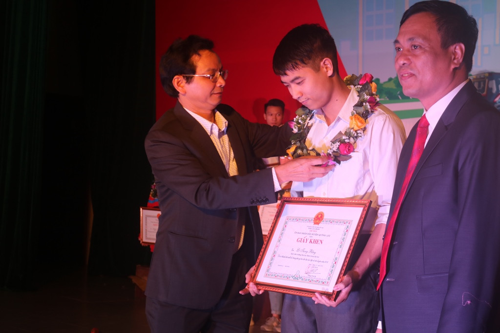 Đồng chí Hoàng Danh Lai – Bí thư huyện ủy, chủ tịch HĐND huyện chúc mừng học sinh đạt thành tích xuất sắc