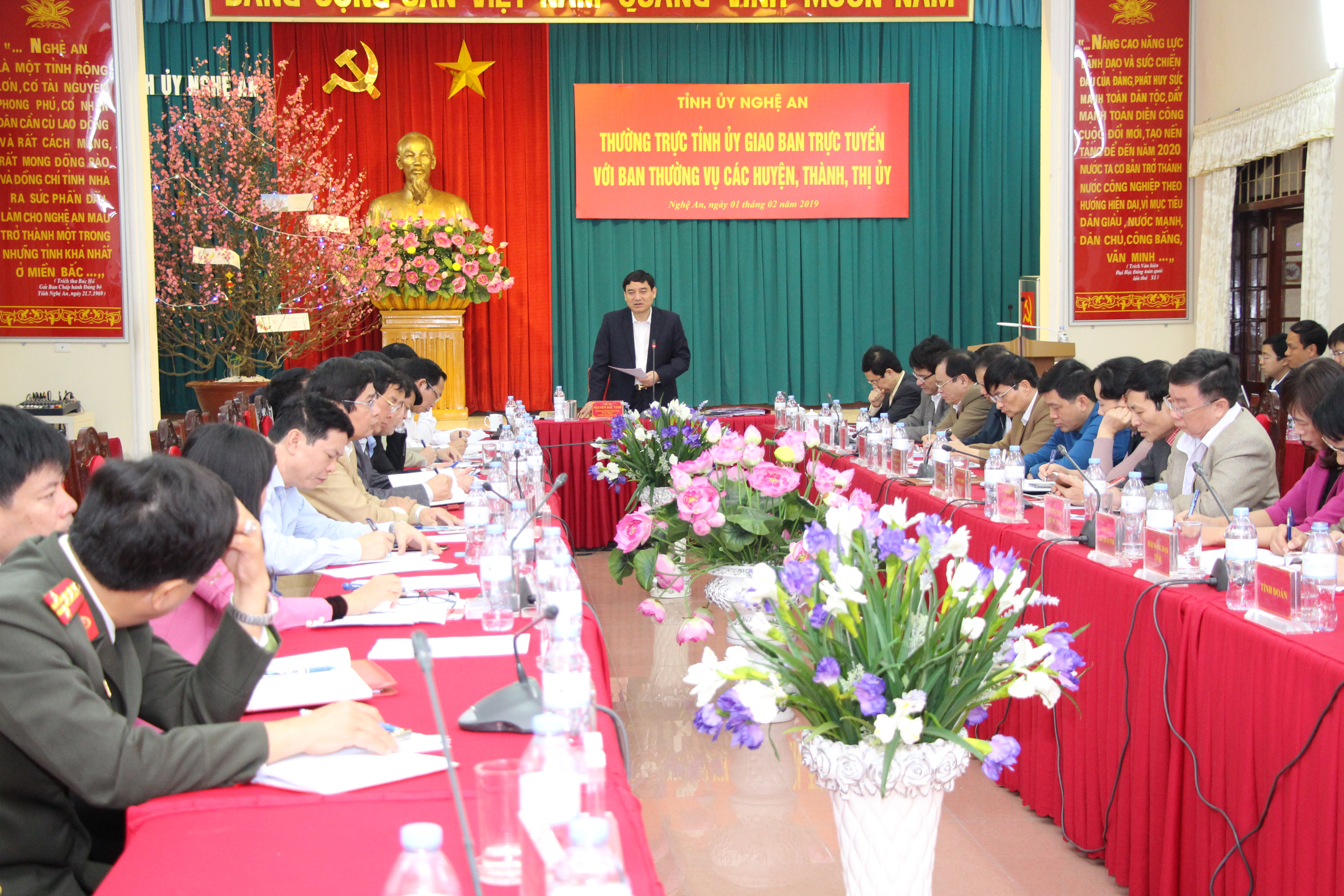 Bí thư Tỉnh ủy Nguyễn Đắc Vinh chủ trì hội nghị giao ban trực tuyến. Ảnh: Đào Tuấn