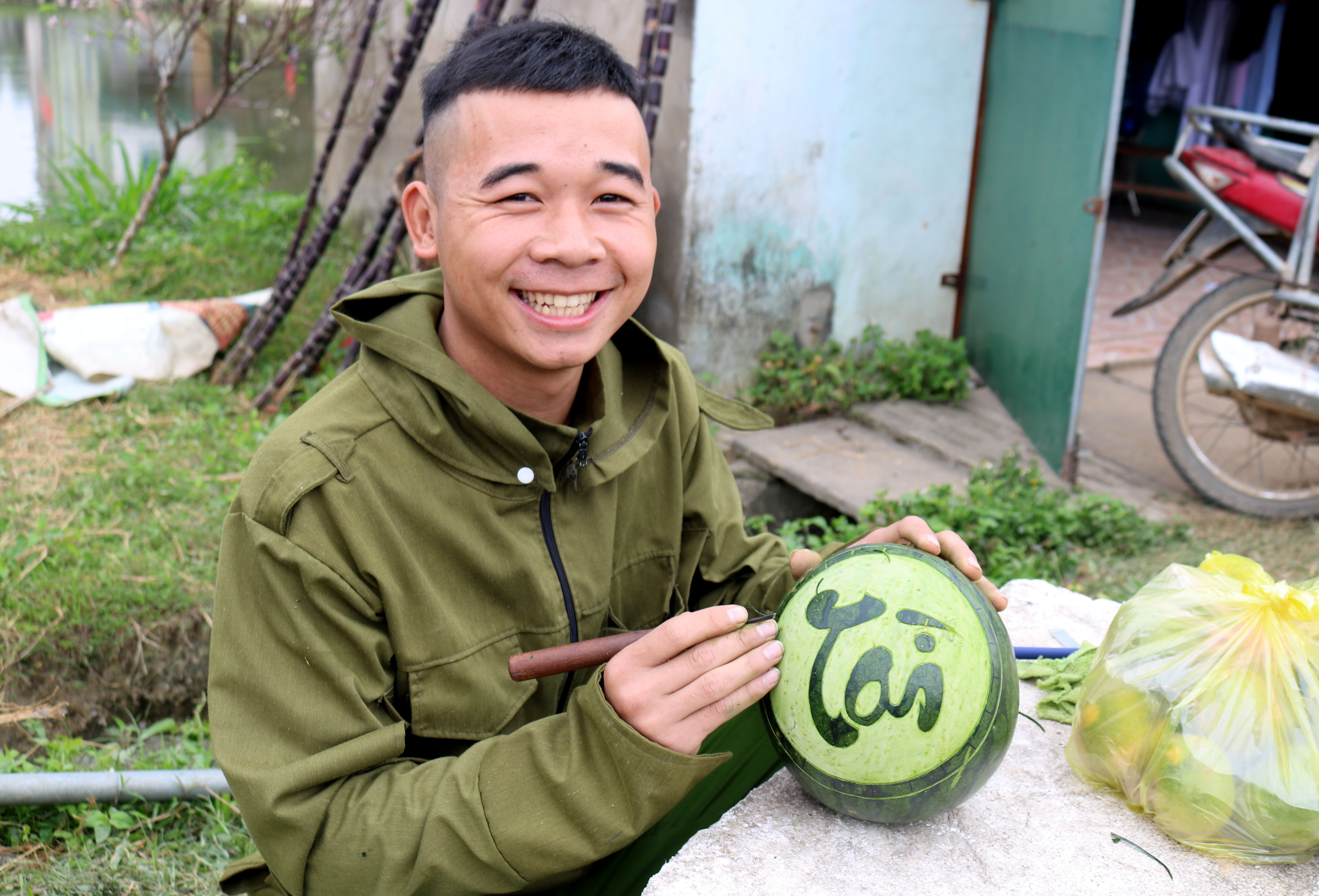 Đặc biệt giữa chợ Mới xã Xuân Hòa, huyện Nam Đàn còn có cả dịch vụ  khắc chữ lên hoa quả, ai mua quả dưa nào, khắc chữ gì sẽ được phục vụ theo nhu cầu đó.
