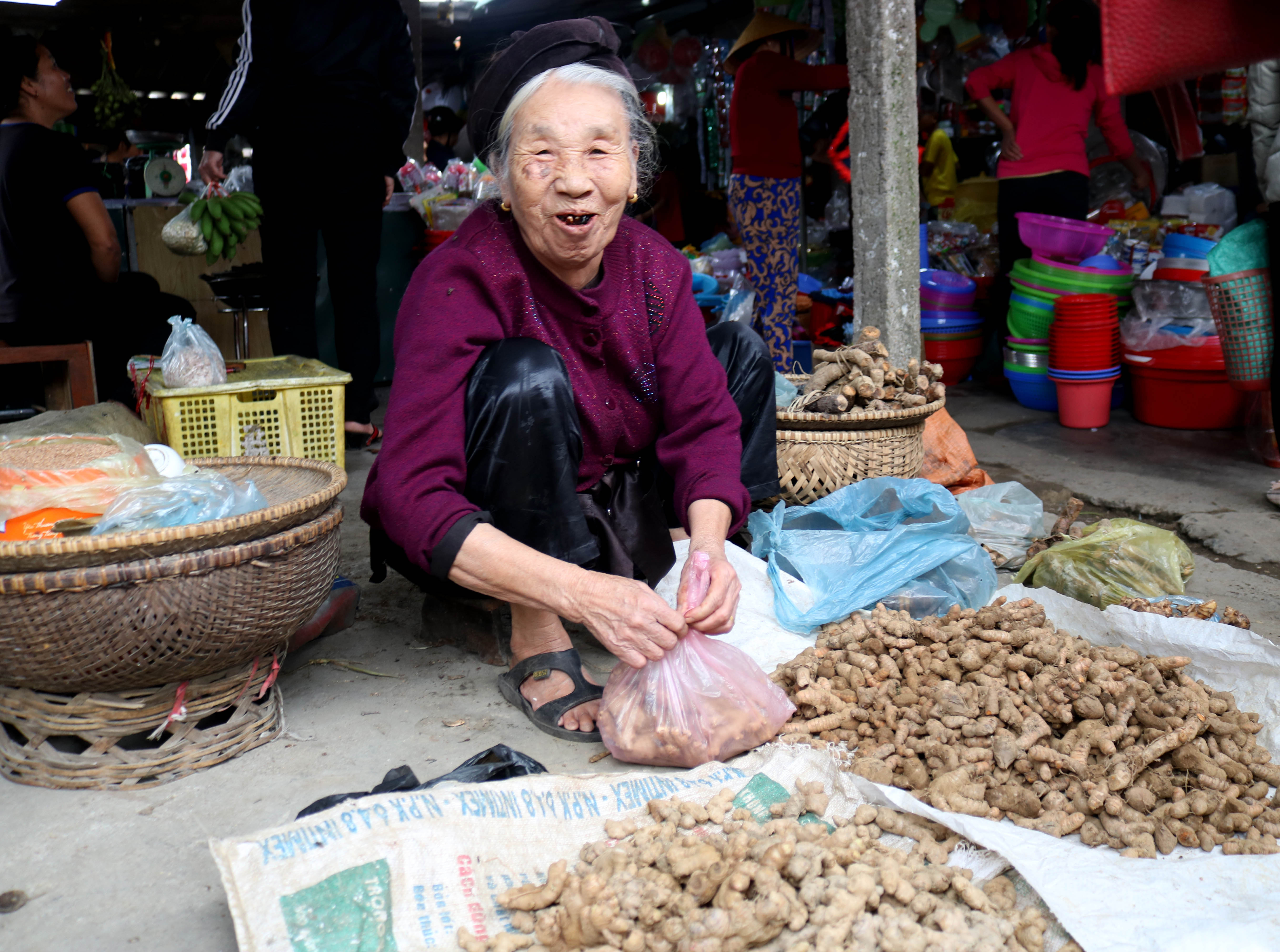 Một cụ bà trên 80 tuổi ở chợ Cồn, xã Thanh Dương, huyện Thanh Chương buôn gừng nghệ, phấn khởi bán  hàng trong ngày chợ Tết.