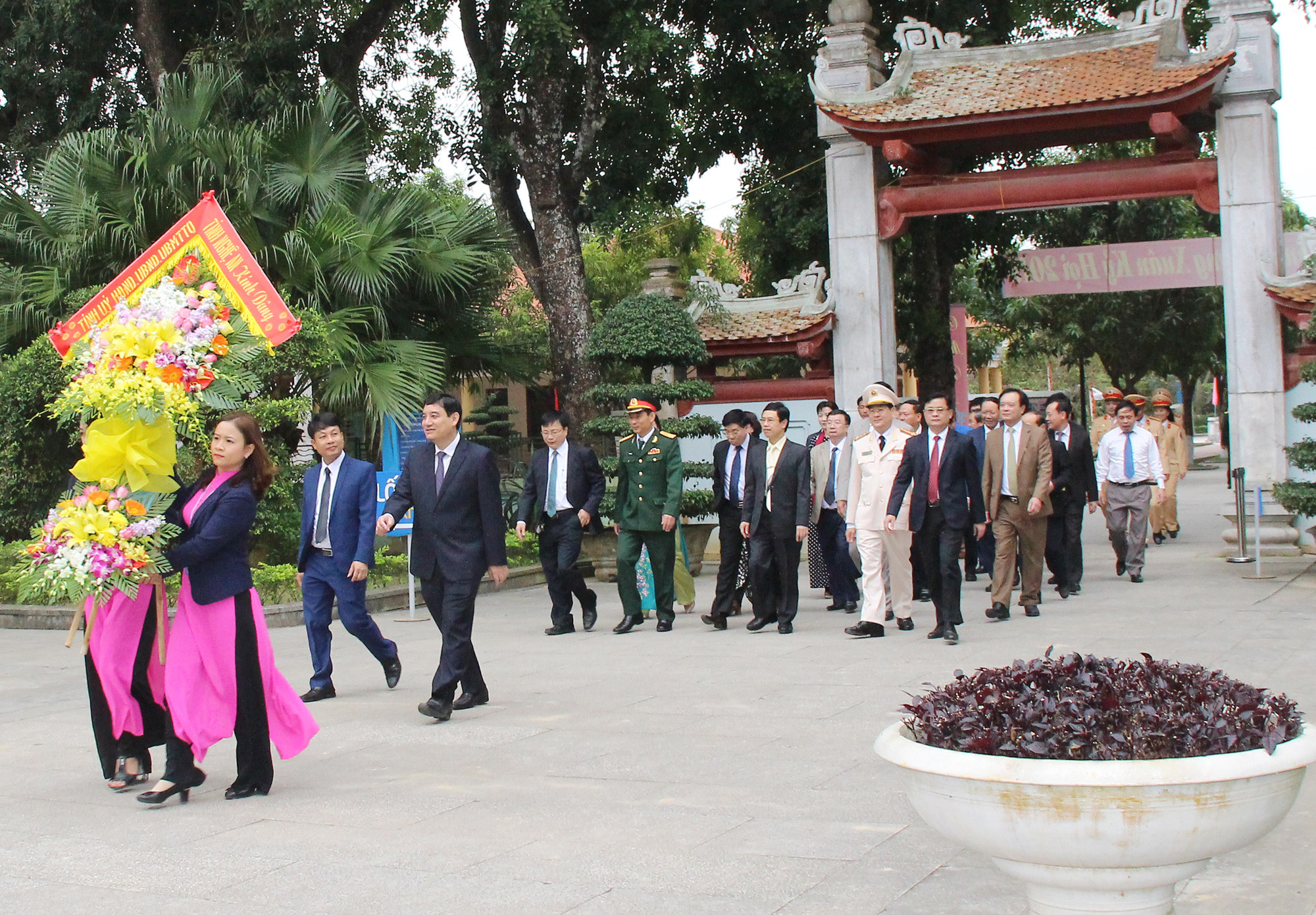 Các đồng chí lãnh đạo tỉnh về Khu di tích Quốc gia đặc biệt Kim Liên dân hoa tưởng niệm Chủ tịch Hồ Chí Minh. Ảnh: Mai Hoa