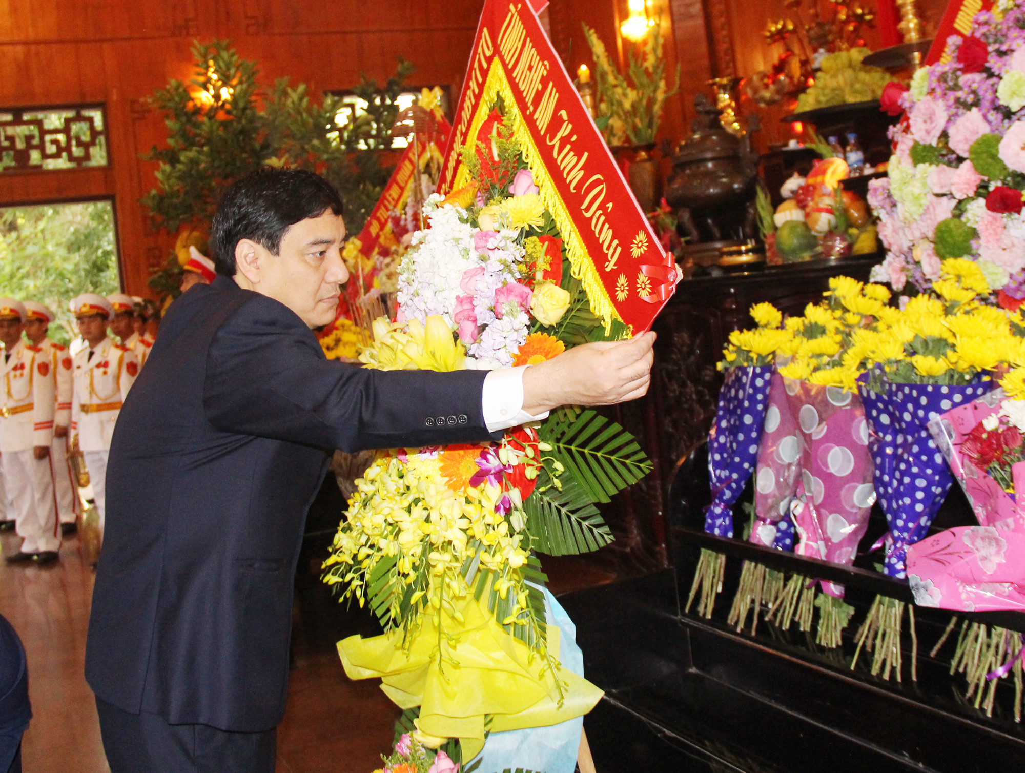 Thay mặt đoàn công tác của tỉnh, Bí thư Tỉnh ủy Nguyễn Đắc Vinh đã kính dâng lên anh linh Chủ tịch Hồ Chí Minh lẵng hoa tươi. Ảnh: Mai Hoa
