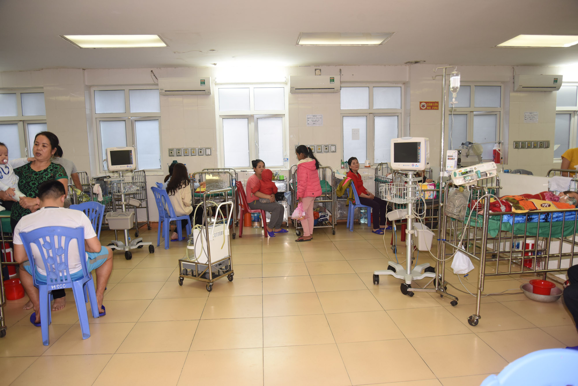 Khoa Hồi sức tích cực chống động Bệnh viện Sản Nhi ngày cuối năm có rất đông trẻ bị bệnh nặng đang điều trị. Ảnh: Thanh Hoa