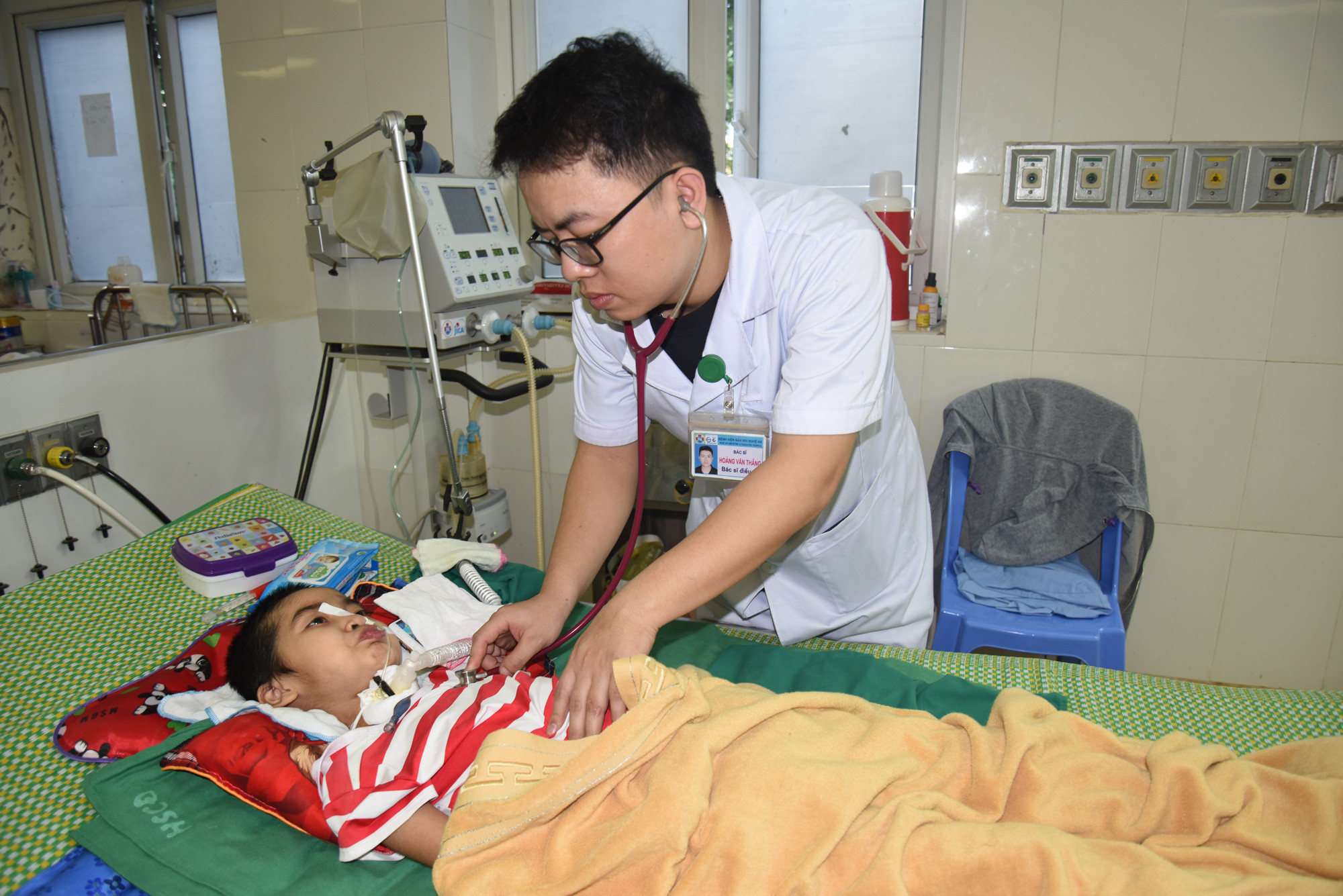 Cháu Nguyễn Thị Thu Hiền, 9 tuổi, đang được điều trị tại Khoa Cấp cứu tích cực Bệnh viện Sản Nhi. Ảnh: Thanh Hoa