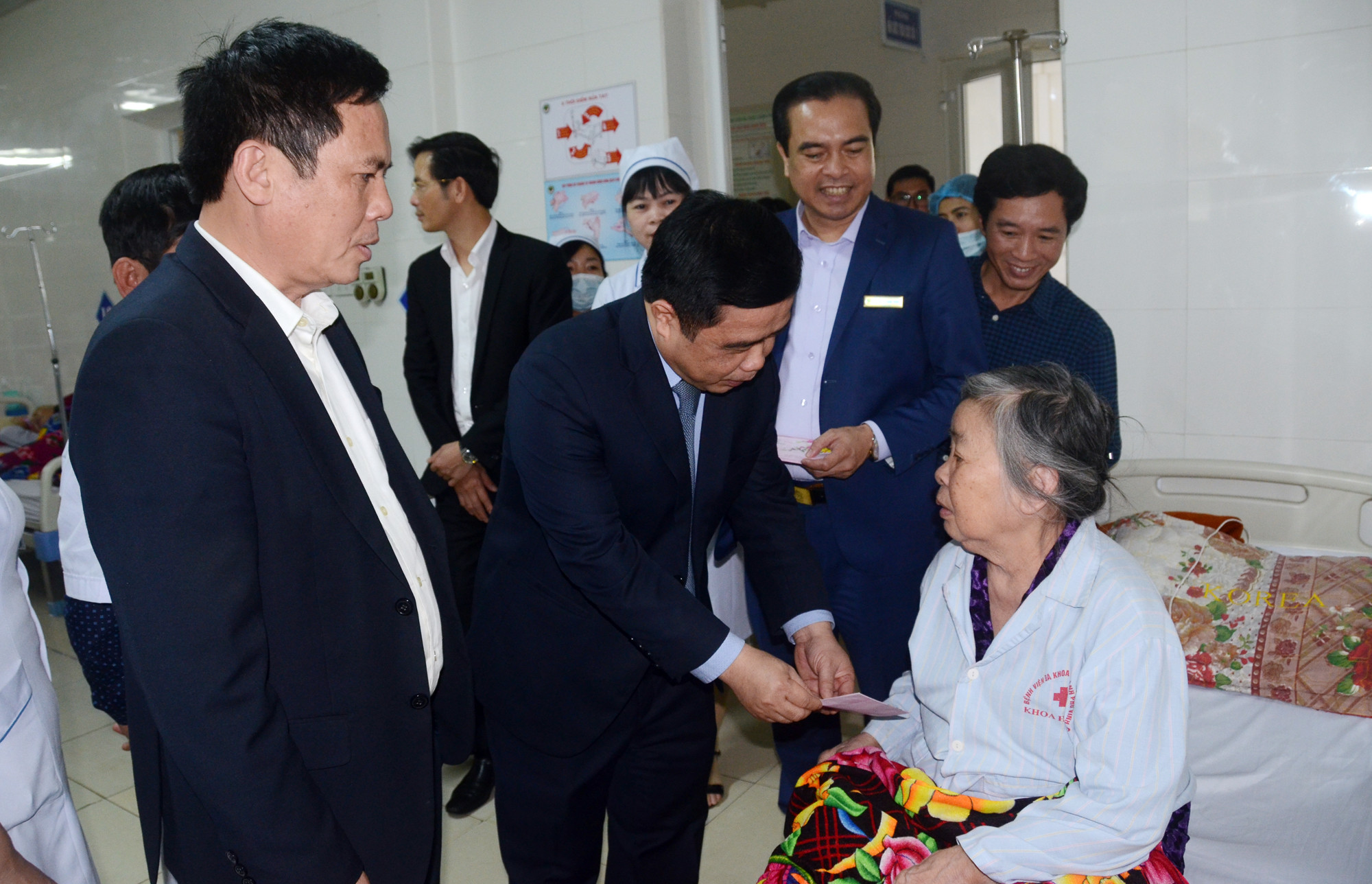Lãnh đạo tỉnh Nghệ An tặng quà Tết cho các bệnh nhân đang điều trị tại Bệnh viện Đa khoa Thành phố Vinh. Ảnh: Thành Chung