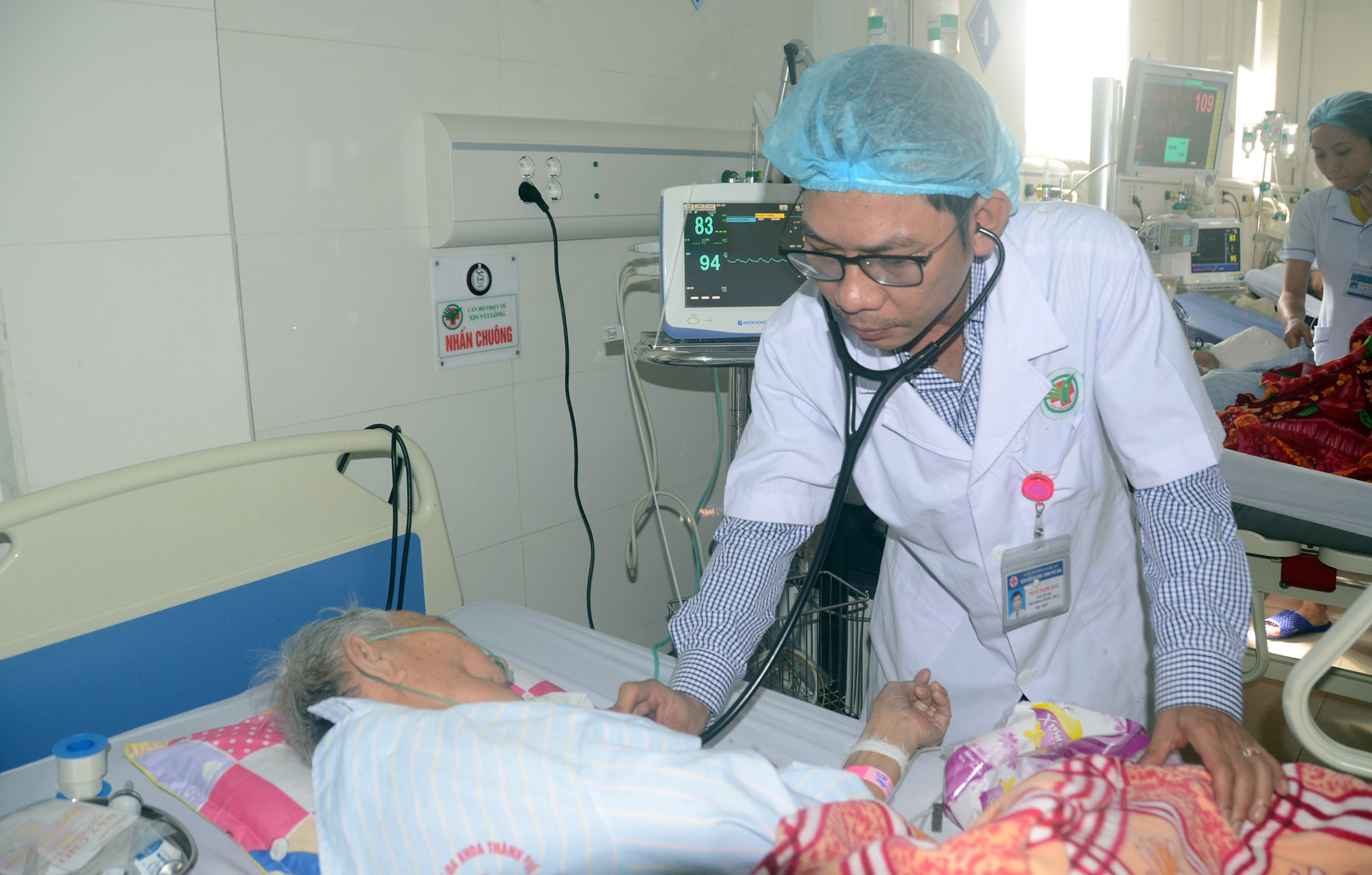 Bác sĩ Ngô Nam Hải thăm khám cho bệnh nhân Chu Quan - Người phải ở lại Bệnh viện Đa khoa Thành phố Vinh điều trị trong tết này. Ảnh: Thành Chung