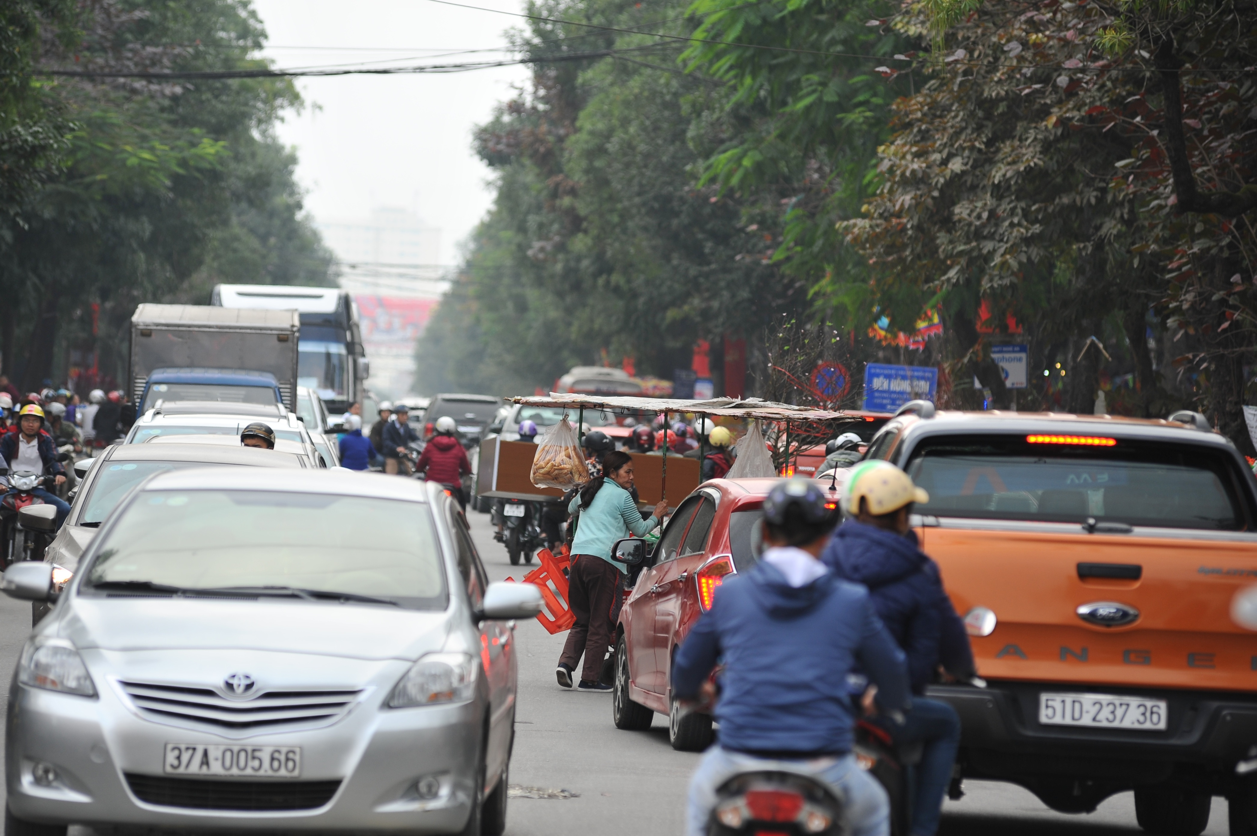 Đường Phan Đình Phùng cũng chịu áp lực không kém khi lượng phương tiện từ các huyện đổ về tăng mạnh.