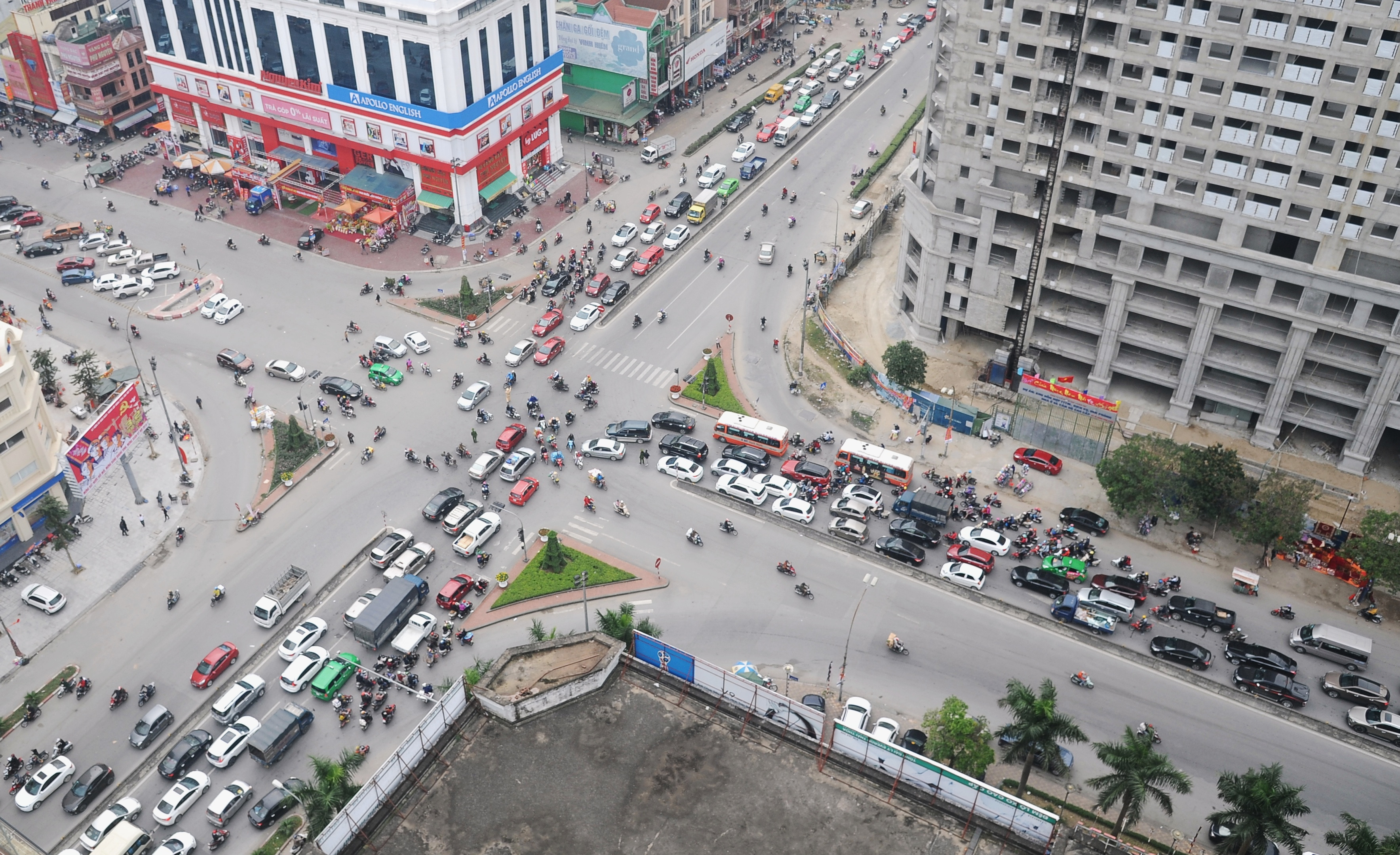 Đầu giờ chiều, ngã tư Chợ Vinh đã bắt đầu xuất hiện cảnh ùn tắc. Các phương tiện giao thông nối đuôi nhau thành hàng dài.