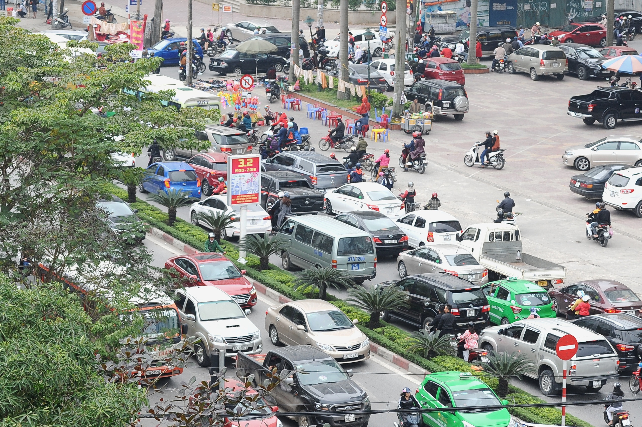 Trên đường Quang Trung, chỉ trong khoảng 100m đường từ ngã tư Chợ Vinh hướng ra Bắc liên tục là 3 điểm giao nhau khiến các phương tiện dồn ứ lại một chỗ.