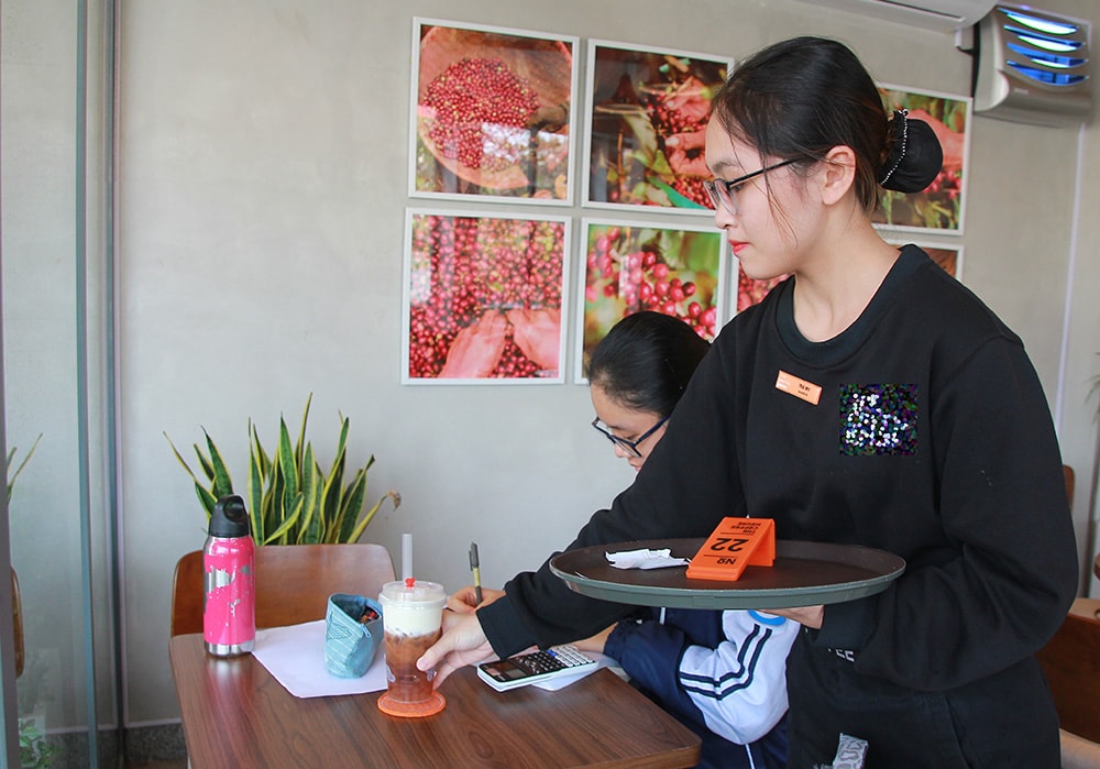 Tết là dịp làm thêm vàng với nhiều bạn sinh viên. Ảnh: Chu Thanh