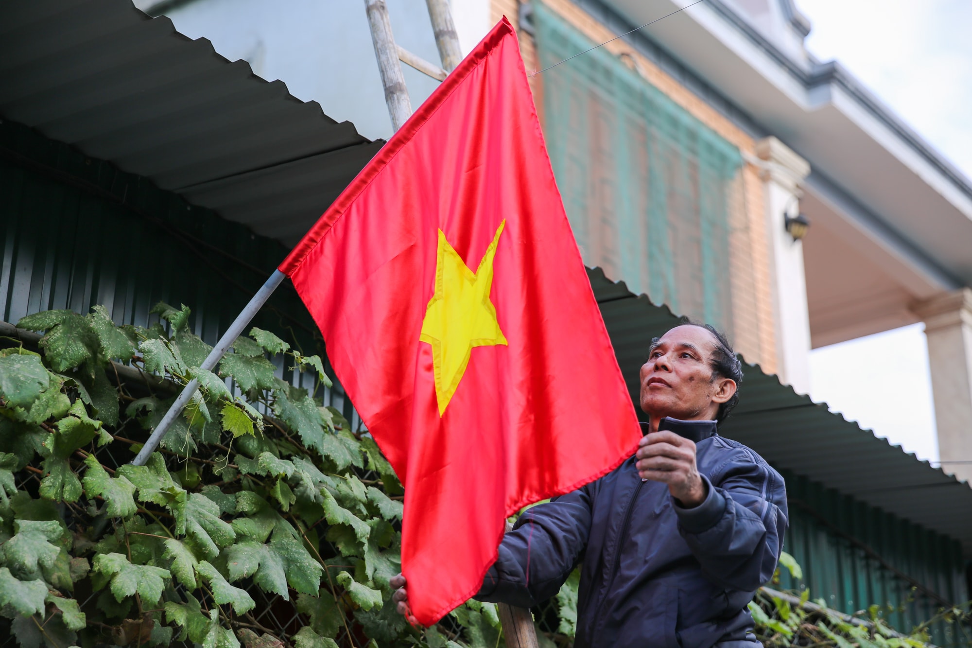 Ông Nguyễn Minh Hoàn, tổ 5, khối Trường Phúc, phường Hưng Phúc, TP Vinh cho biết, để có được con đường liên xóm đẹp như thế này thì tổ đã họp bàn với người dân huy động nguồn xã hội hóa, mỗi hộ dân đóng 150 nghìn để tạo ra con đường ấn tượng như thế này.