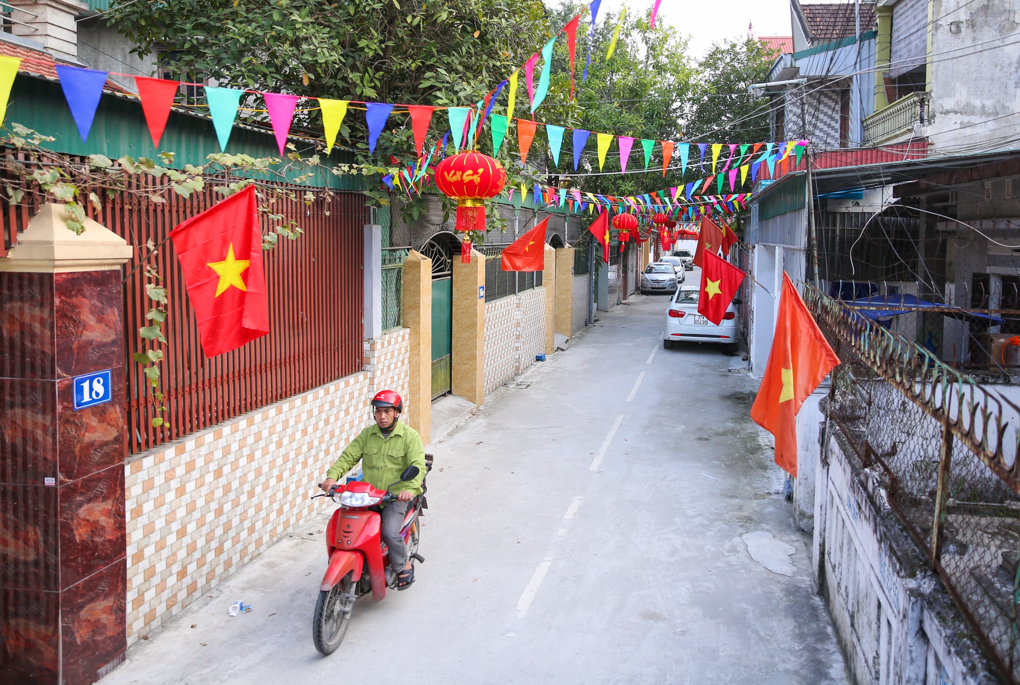 Không chỉ ngoài các tuyến phố lớn được treo cờ, băng rôn, mà trong các đường thôn xóm cũng được người dân treo cờ đỏ sao vàng rất đẹp mắt