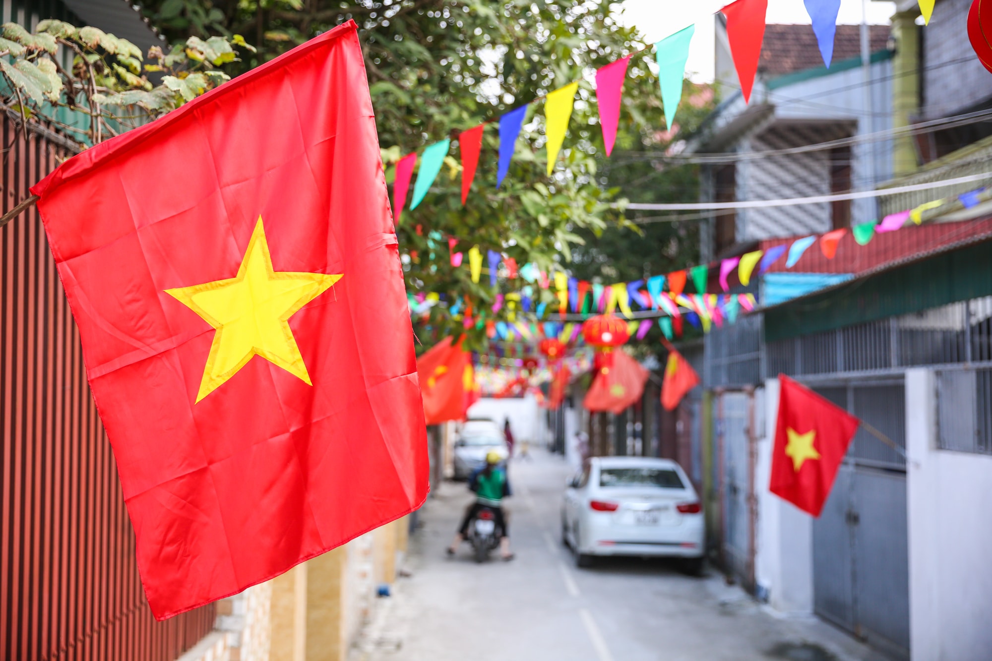 Lá cờ Tổ quốc là biểu tượng của dân tộc đồng thời cũng là niềm tự hào của mỗi người dân Việt Nam vì vậy cứ đến ngày này thì gần như toàn thể người dân đều muốn treo cờ tổ quốc trước cổng nhà mình