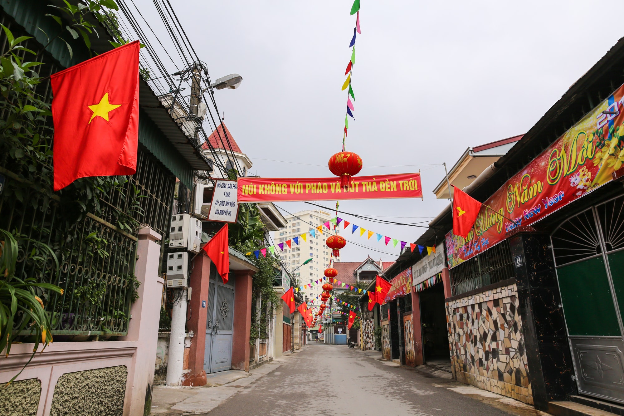 Những lá cờ tổ quốc được trang trí cùng với đèn lồng và dải nhiều phụ kiện khác tại các tổ xóm ở phường Lê Lợi thành phố Vinh