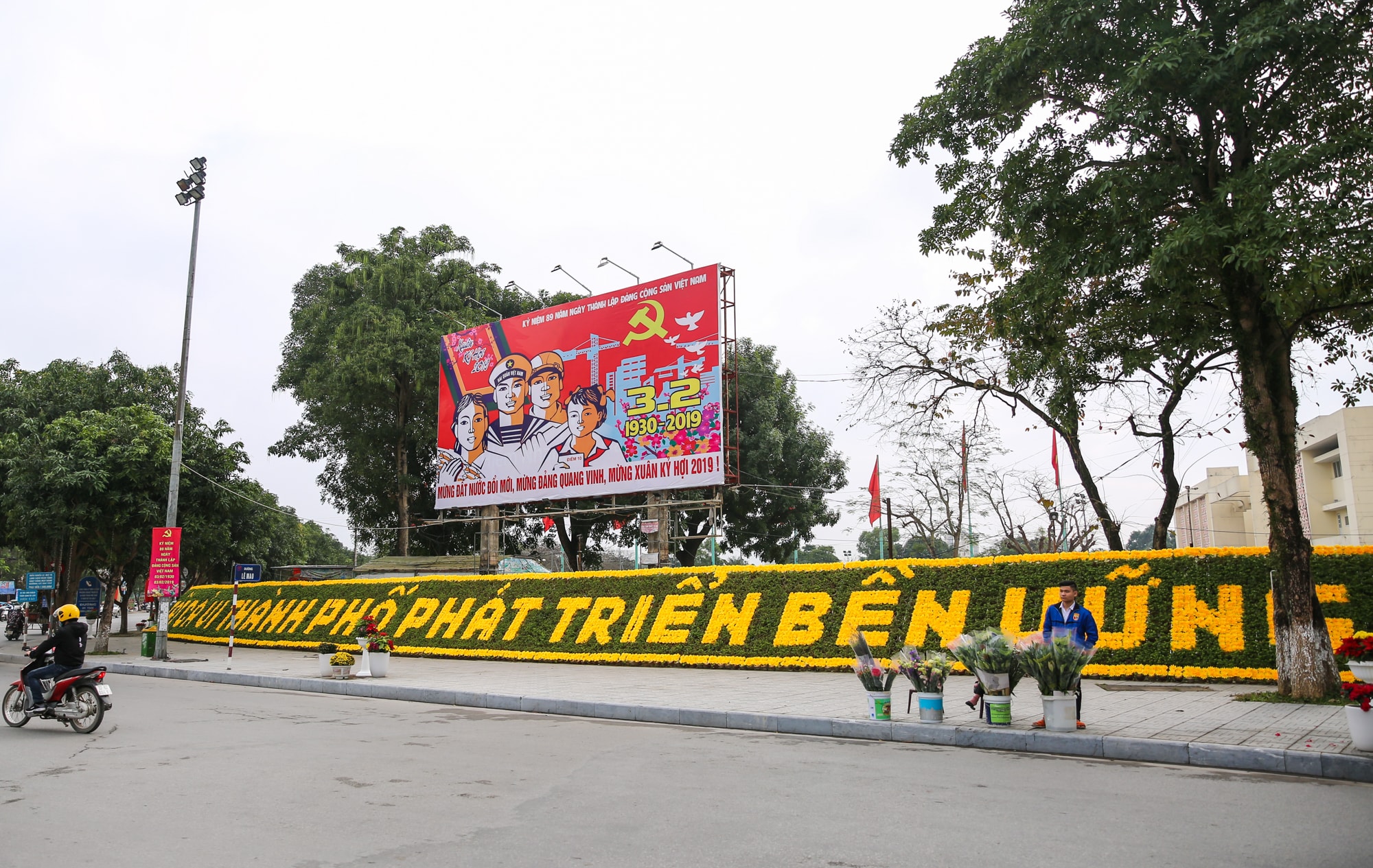 Tại các trung tâm của TP Vinh những tấm áp phích lớn được dựng lên để chào mừng ngày thành lập Đảng cộng sản Việt Nam