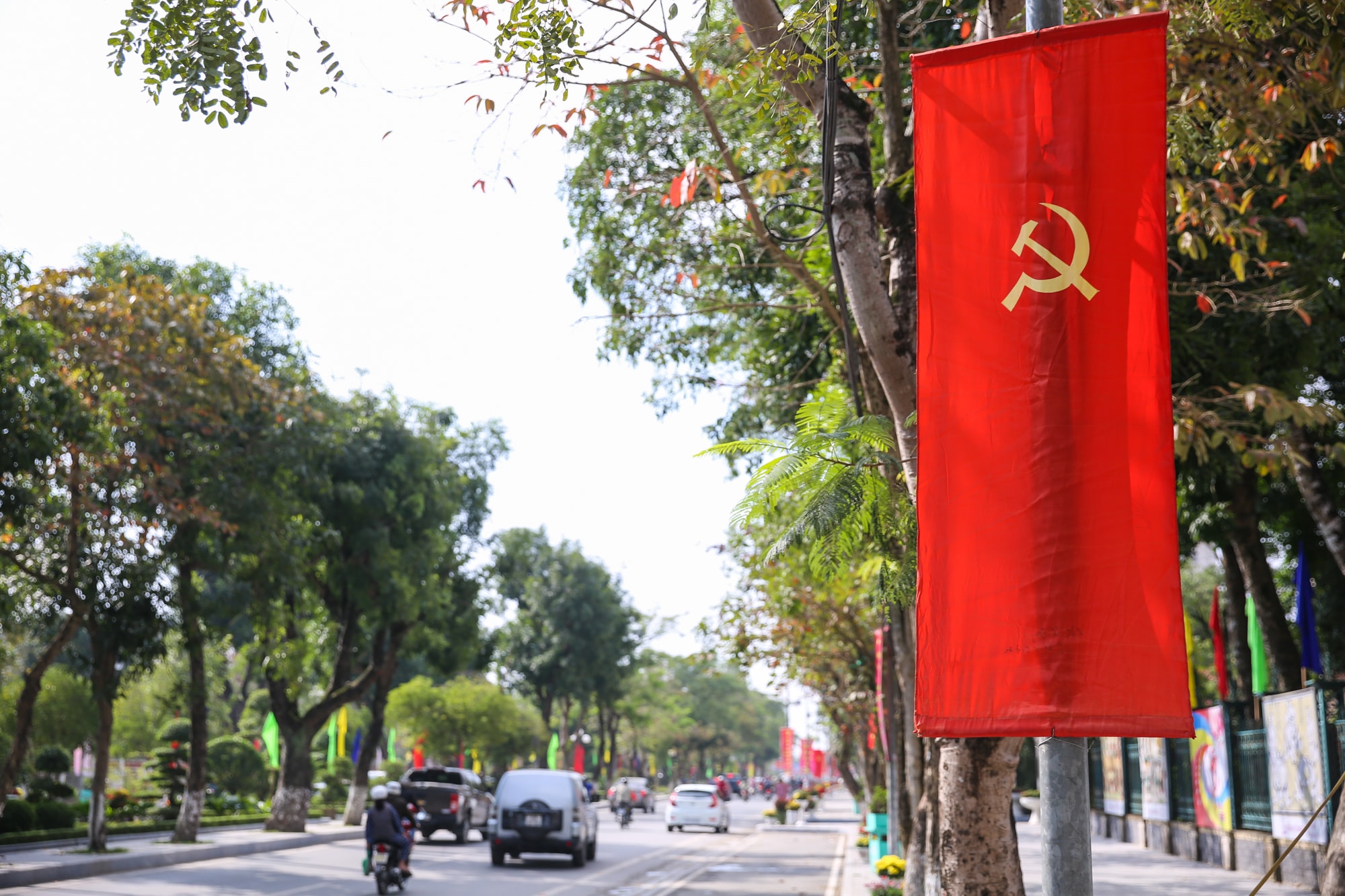 Những lá cờ đảng được treo xen kẽ với cờ tổ quốc trên các đường phố thành Vinh