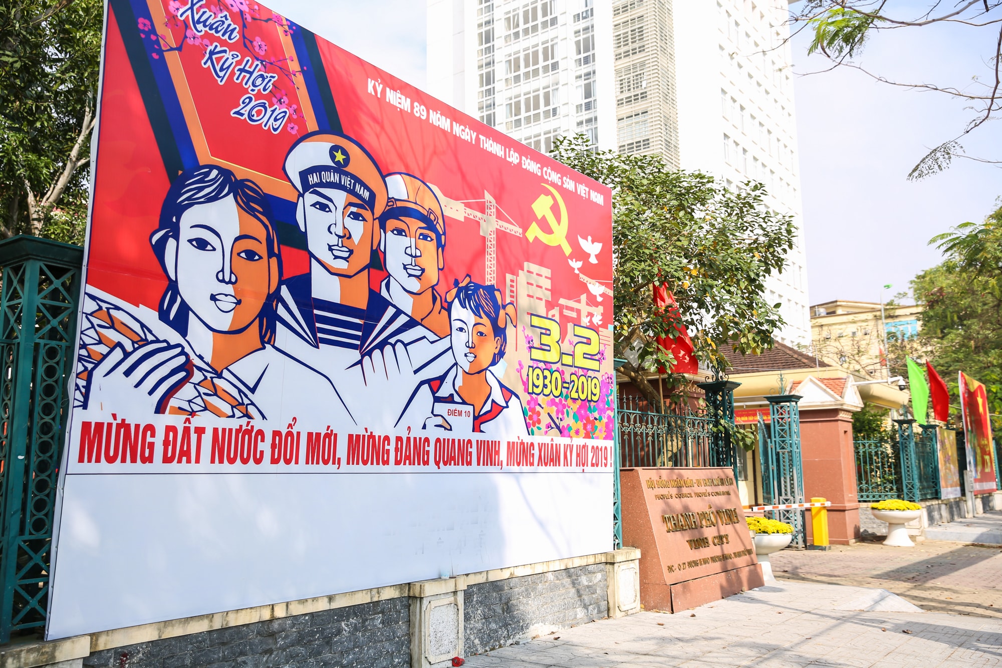 Tại các cơ quan ban ngành những tấm áp phích lớn được dựng lên