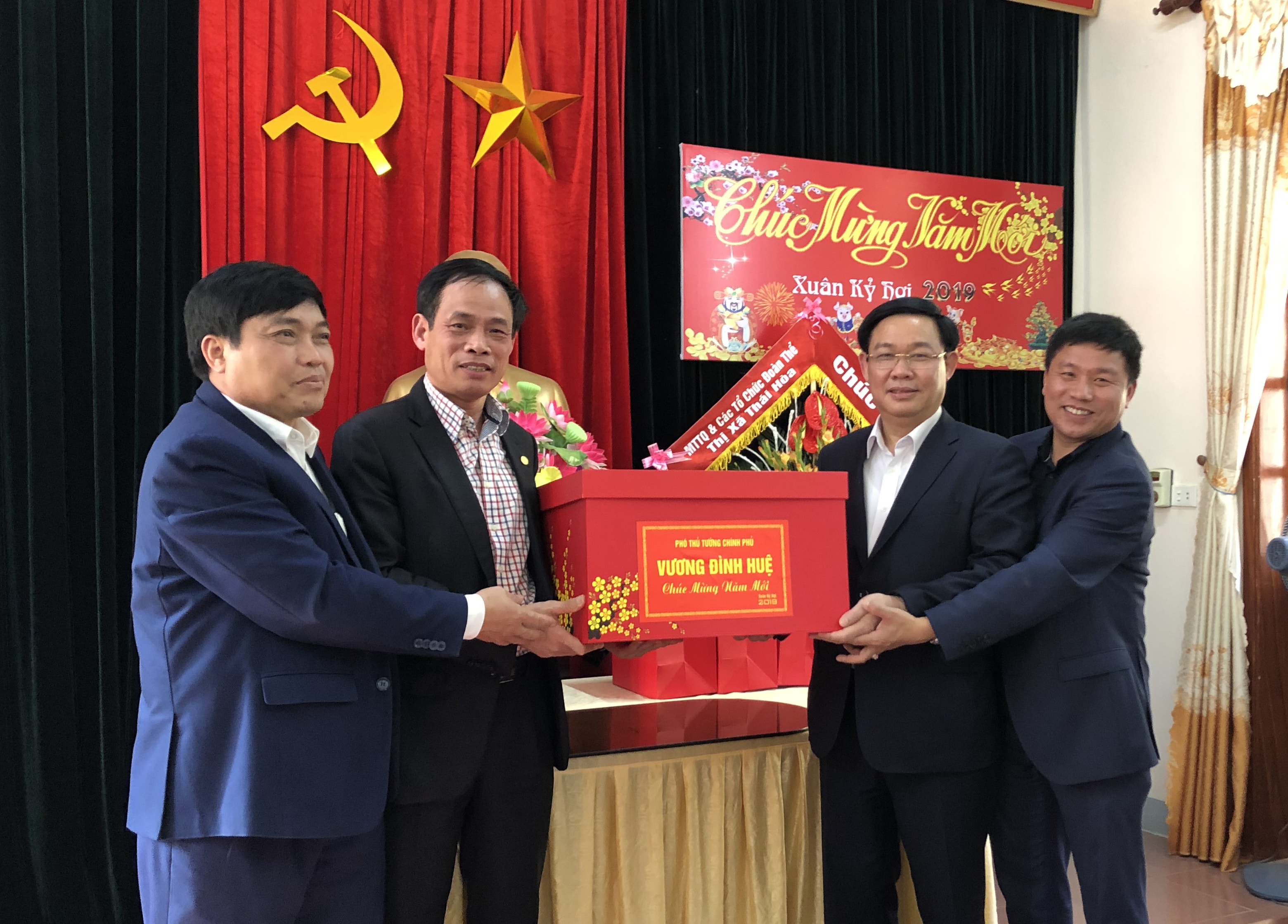 Phó thủ tướng tặng quà cho đại diện Đảng bộ thị xã Thái Hòa