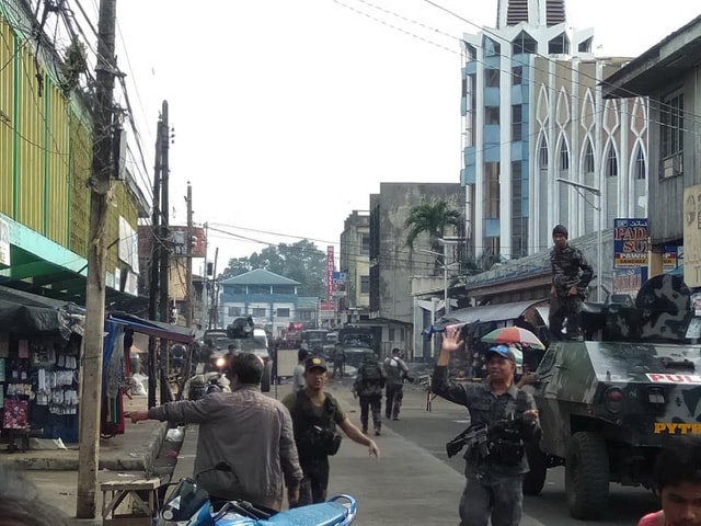 Giao chiến với khủng bố, binh sĩ Philippines thiệt hại nhiều hơn - Ảnh 1.