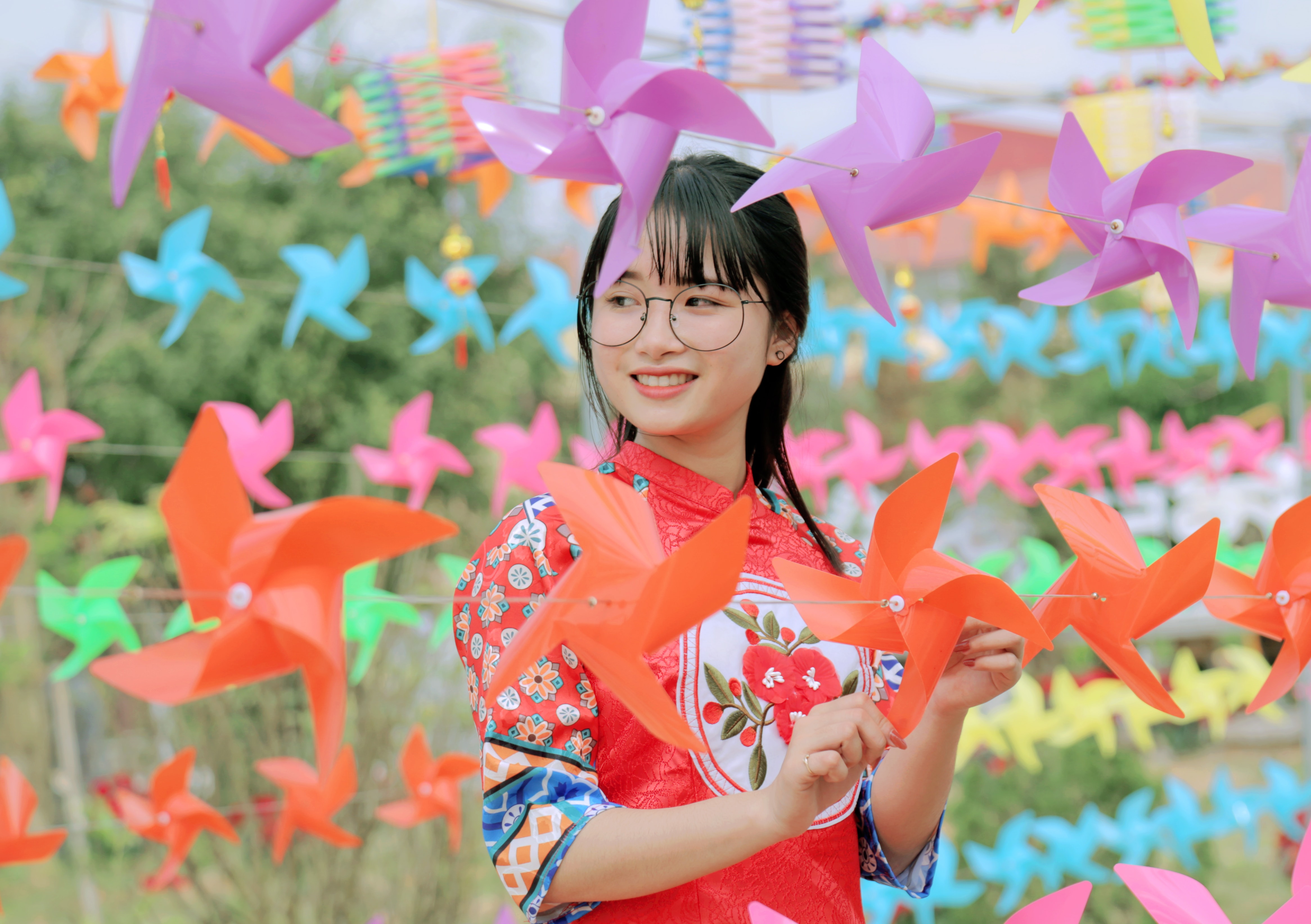Thiếu nữ làm duyên khi vãn cảnh chùa