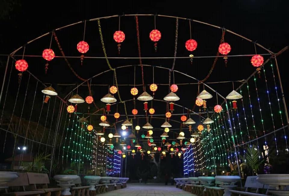 Với nguyên liệu dễ kiếm như cầu mây, nón lá dưới bàn tay của các phật tử, những con đường trong khuôn viên chùa đã trở nên lung linh hơn.