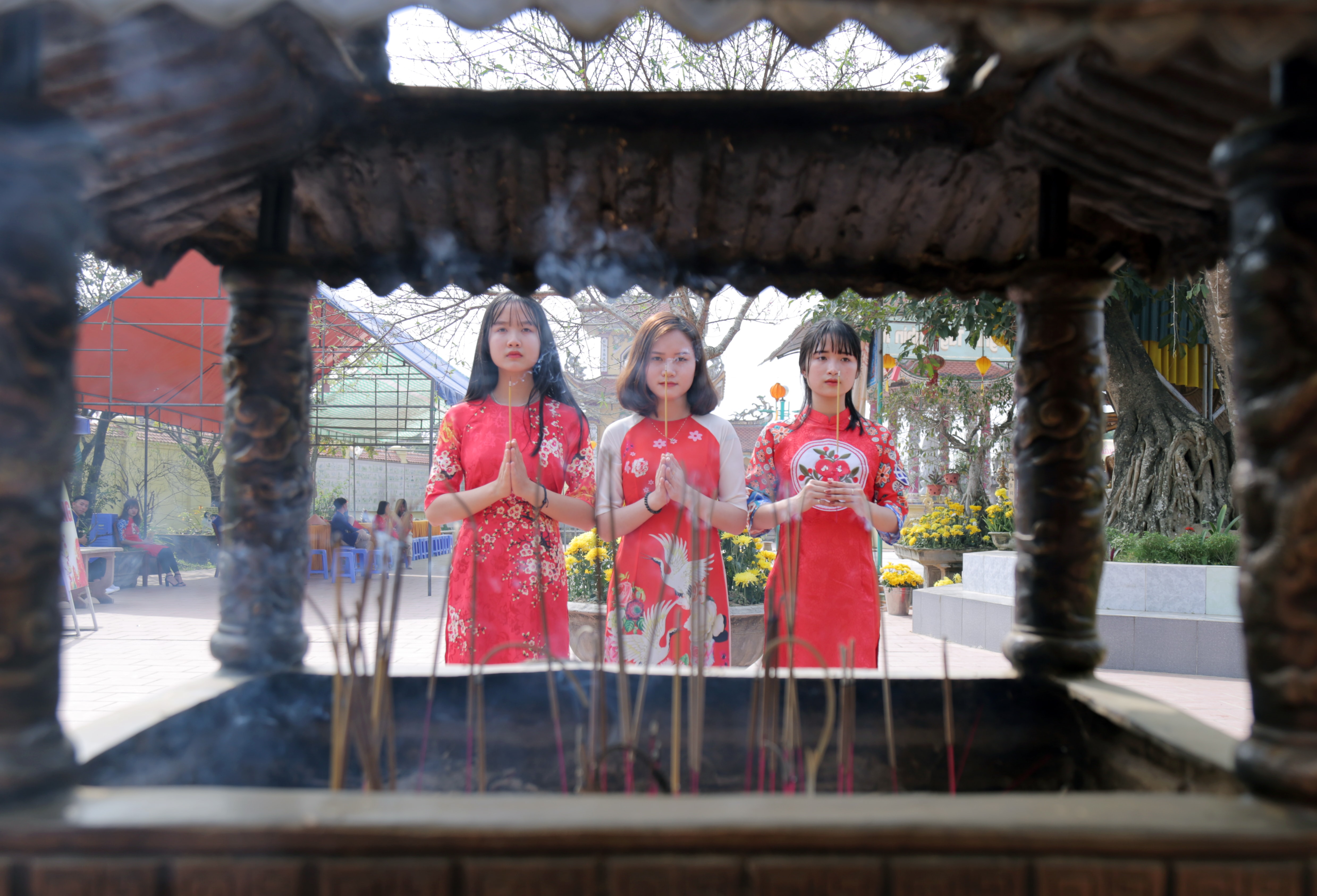 Về chùa dịp Tết, dâng hương bái Phật cầu mong môt năm mới an lành hoan hỉ đến với tất cả mọi người. 