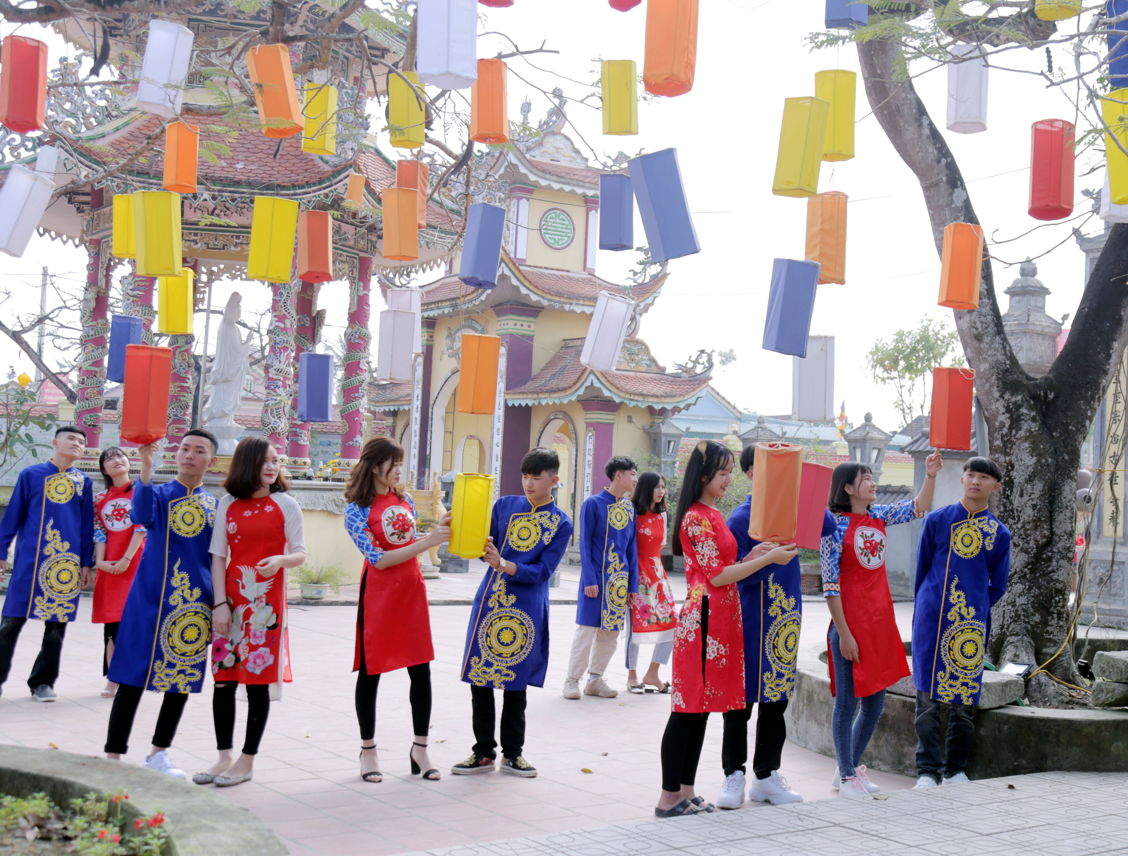 Tà áo dài truyền thống của nhiều nam thanh, nữ tú đã điểm thêm nét Xuân tươi mới, sống động cho chùa Chí Linh.