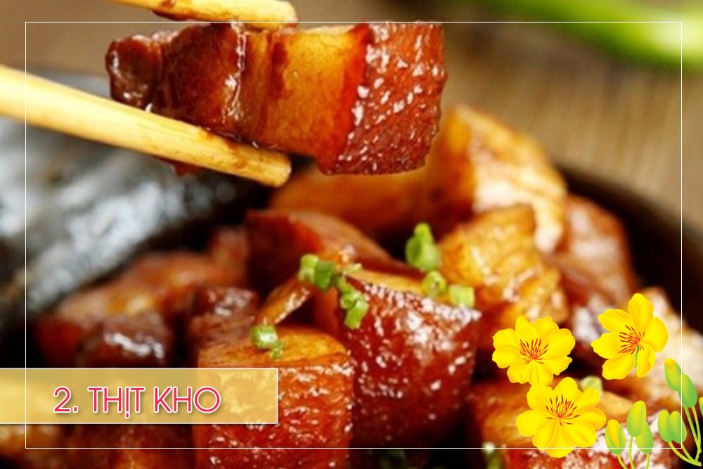 Món thịt kho có lẽ không thể thiếu trong mâm cơm ngày Tết. Theo các chuyên gia dinh dưỡng, mỗi phần thịt kho 150g sẽ tương ứng khoảng 250 calo. Và thông thường món ăn này sẽ ăn kèm với bánh chưng hoặc cơm trắng nên lượng calo thu nạp vào cơ thể là rất lớn. 