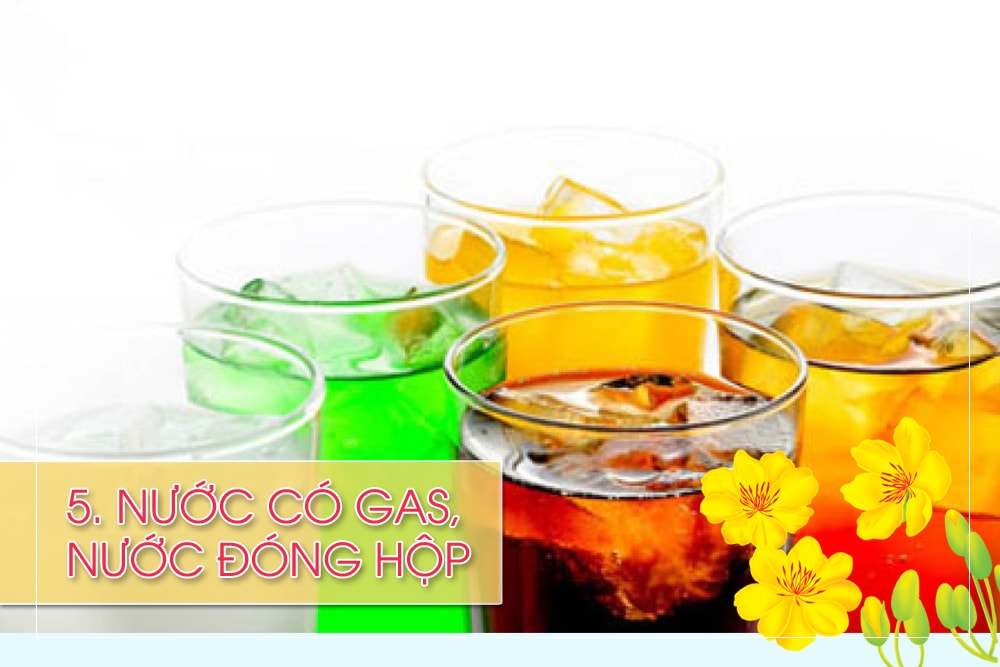 Không chỉ riêng nước ngọt có gas hay rượu bia mà cả những loại nước đóng hộp, đóng lon đều là nỗi ám ảnh cân nặng ngày Tết. Một lượng đường lớn, tương ứng khoảng 200 calo trong mỗi lon nước 300ml, rồi các chất phụ giá khác như chất bảo quản, phẩm màu,... cũng gây ra nhiều tác hại cho cơ thể, gây ra các bệnh nguy hiểm như béo phì, tiểu đường,..