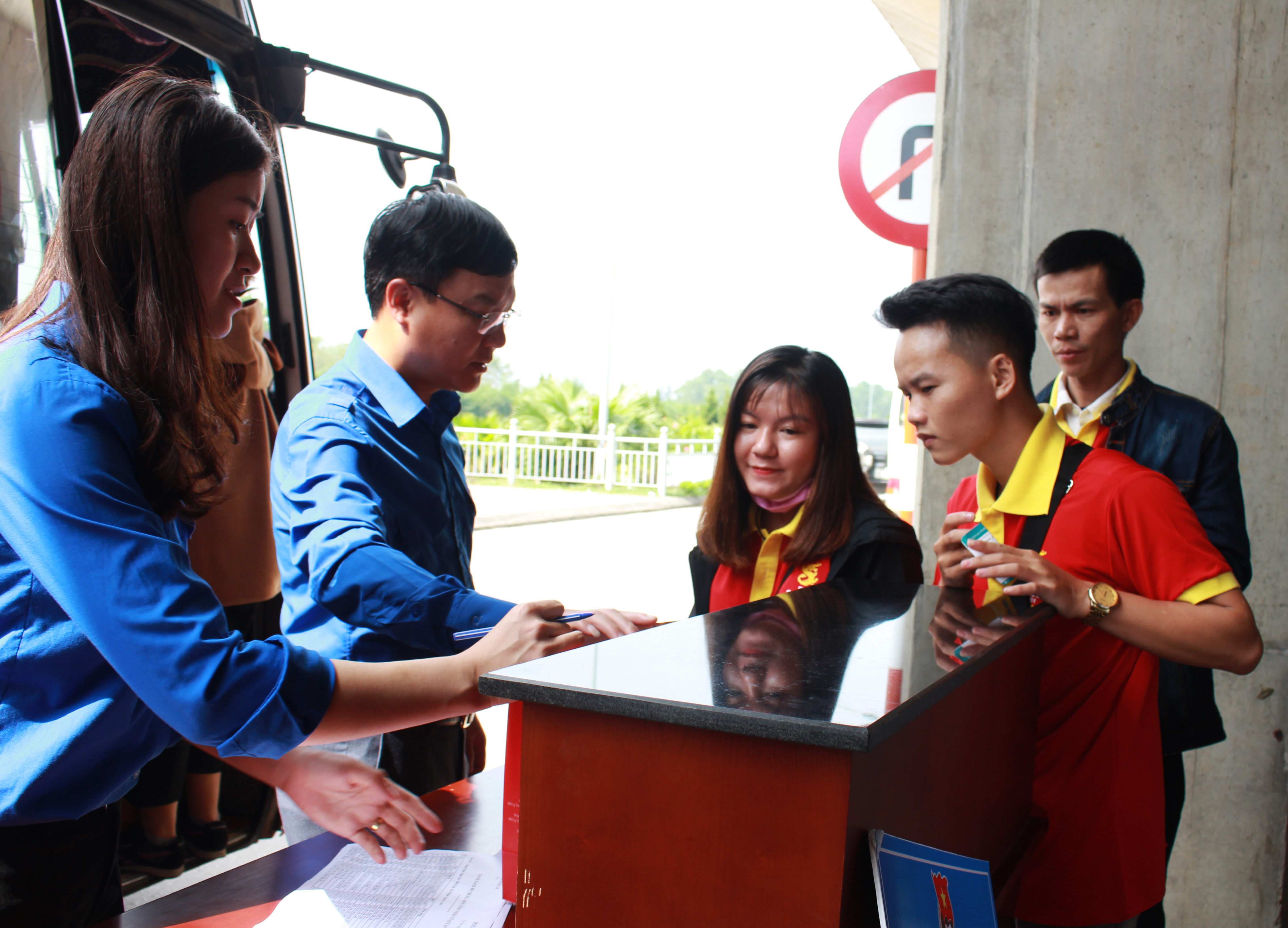 Các thanh niên công nhân đăng ký nhận vé miễn phí về quê đón Tết do Tỉnh đoàn Nghệ An hỗ trợ. Ảnh: Phương Thúy