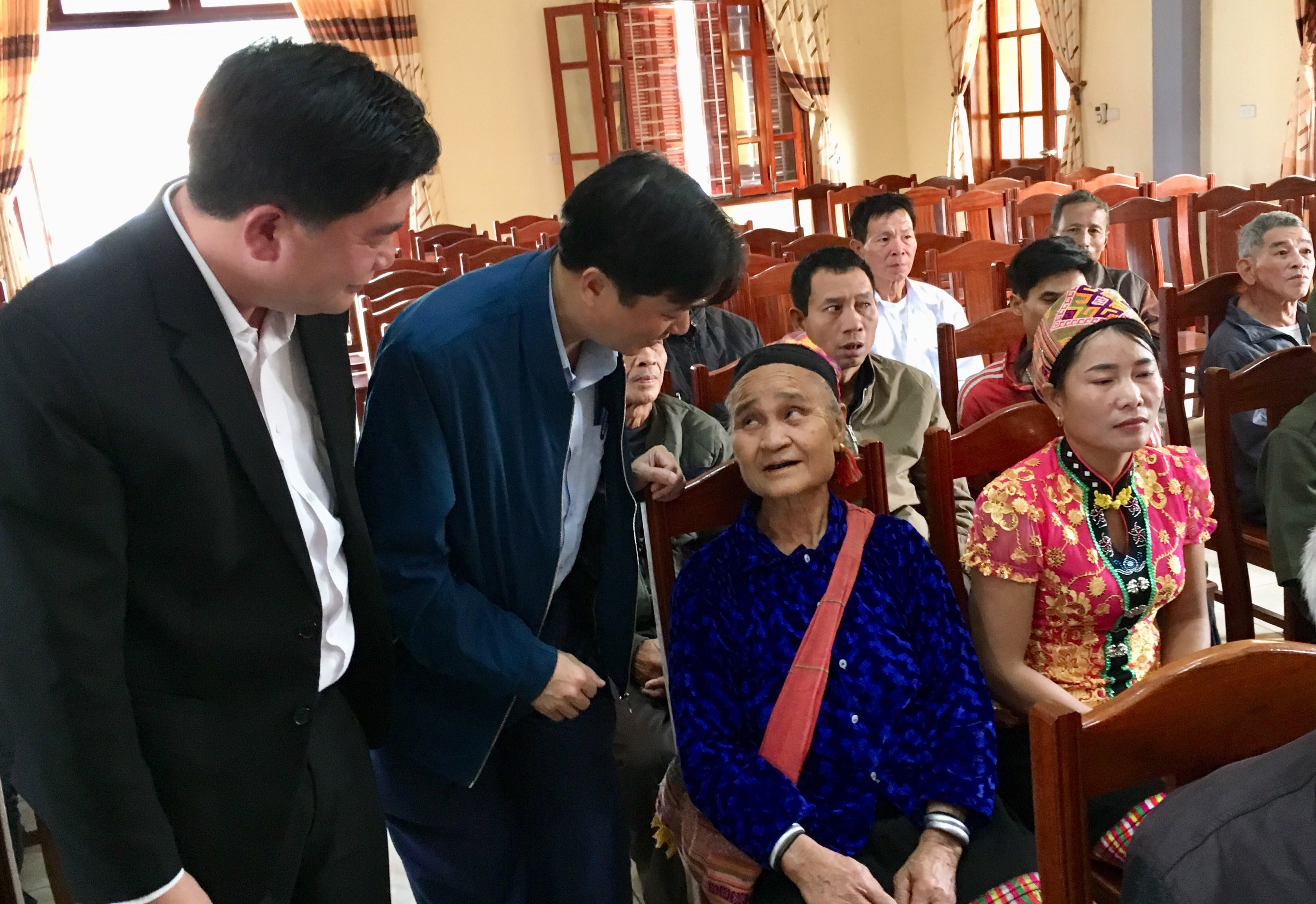 trao doi voi ba con dong bao dan toc ve cong tac chuan bị don tet