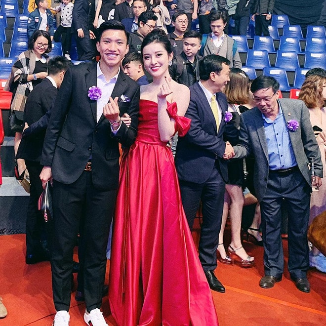 Huyen My khoe anh than thiet, goi cau thu Van Hau la 'chu be ngoan' hinh anh 1