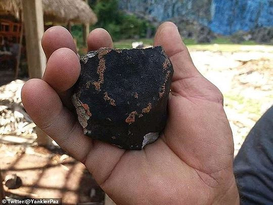 Một số cư dân địa phương chia sẻ những hình ảnh của những viên đá màu đen mà họ tin rằng là mảnh vụn của hòn đá vũ trụ vừa 
