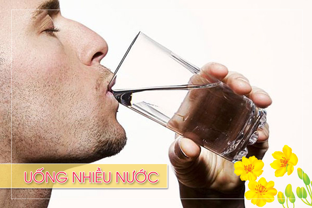 Uống nước giúp đẩy nhanh quá trình tuần hoàn máu và tăng cường khả năng hoạt động của các tế bào gan. Vì vậy, cần uống nhiều nước để hỗ trợ gan đào thải các chất độc ra khỏi cơ thể… Để đạt được hiệu quả giải độc gan, cần uống nhiều lần trong ngày, mỗi lần chỉ nên uống 150-200ml.