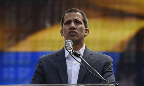 Tổng thống tự phong Guaido phát biểu trước người ủng hộ hôm 2/2. Ảnh: AFP.